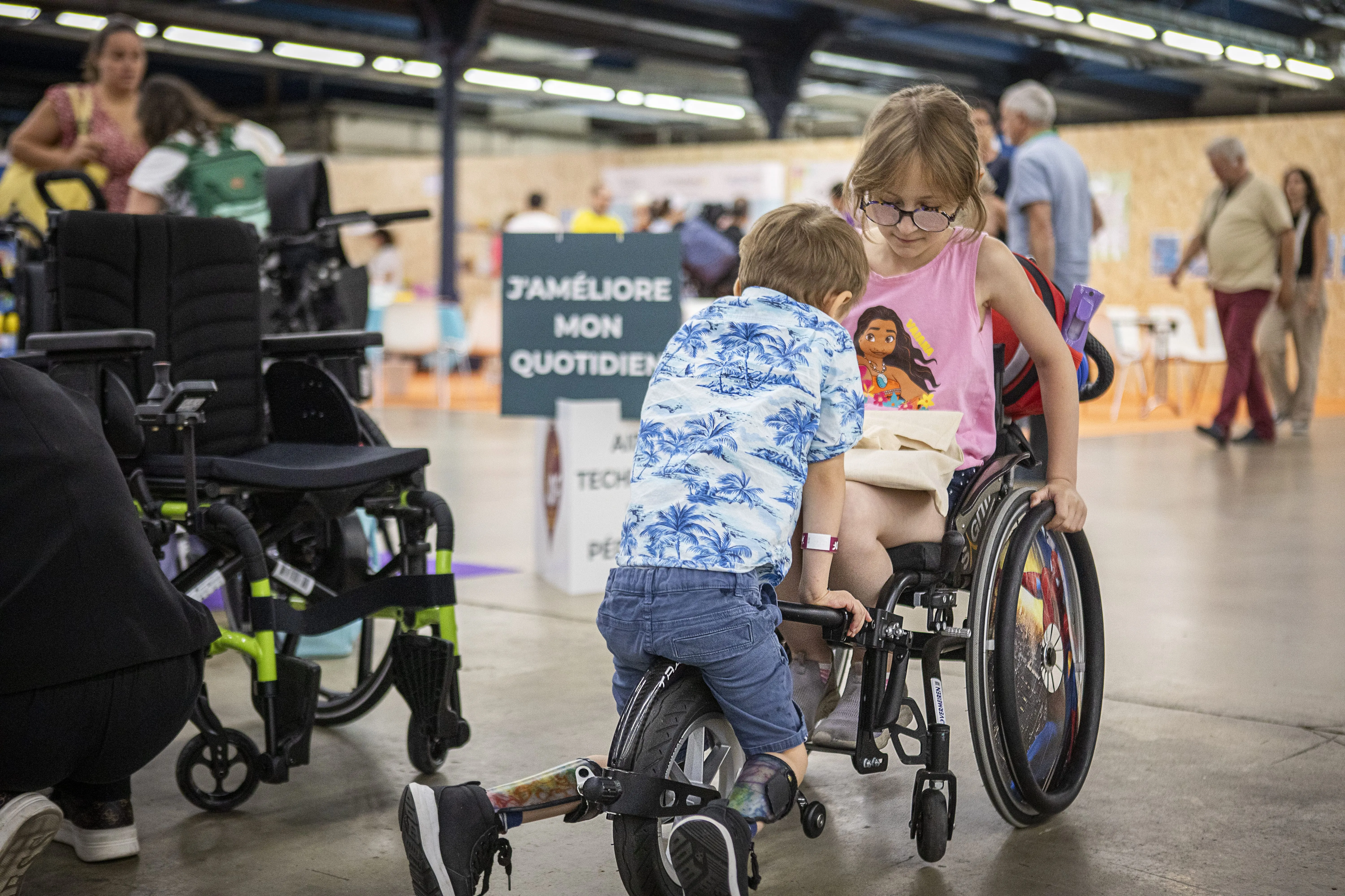 2 enfants en train de jours sur les stands des JDF