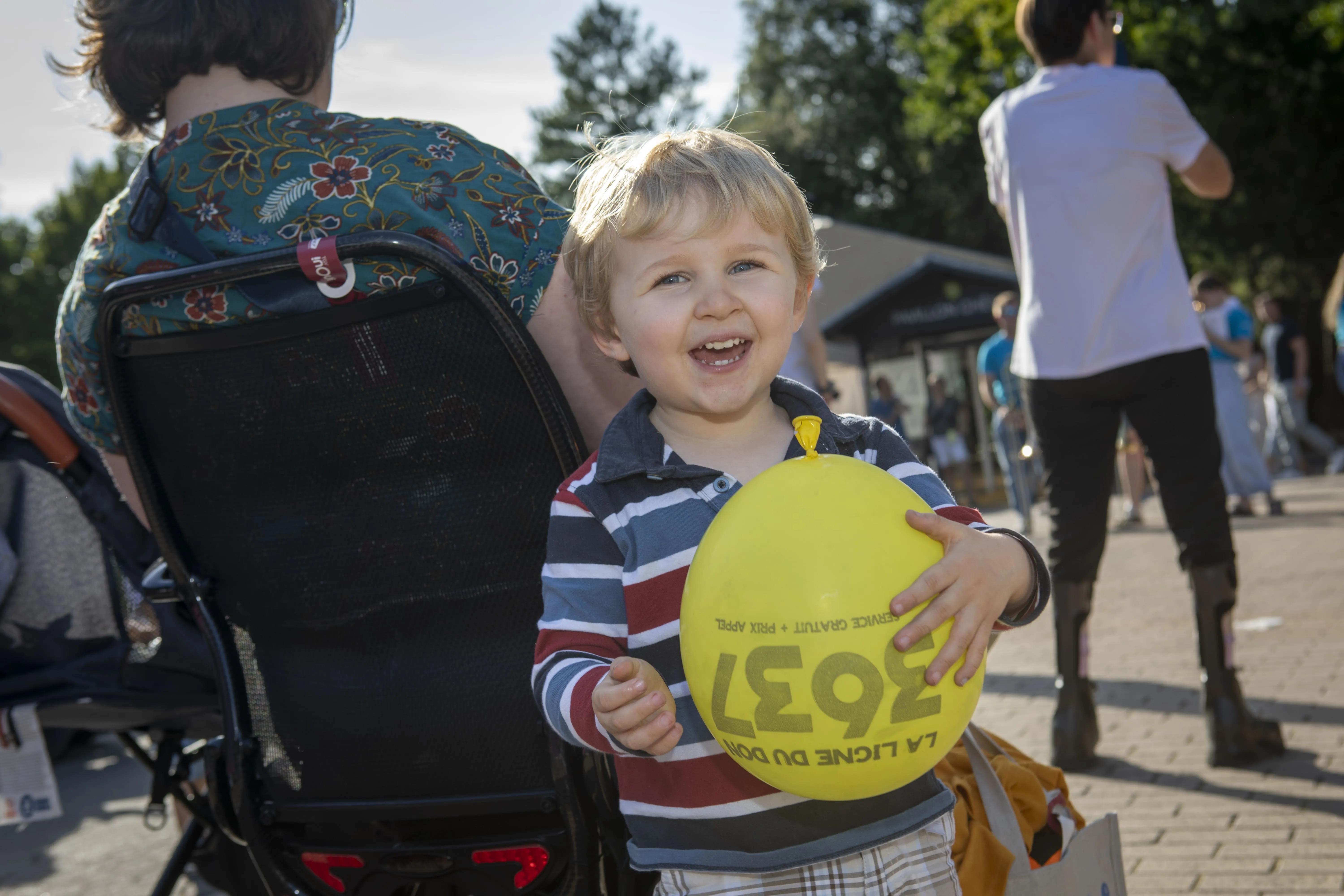 Un jeune garçon avec un ballon de l'AFM-Téléthon lors des JDF 2025