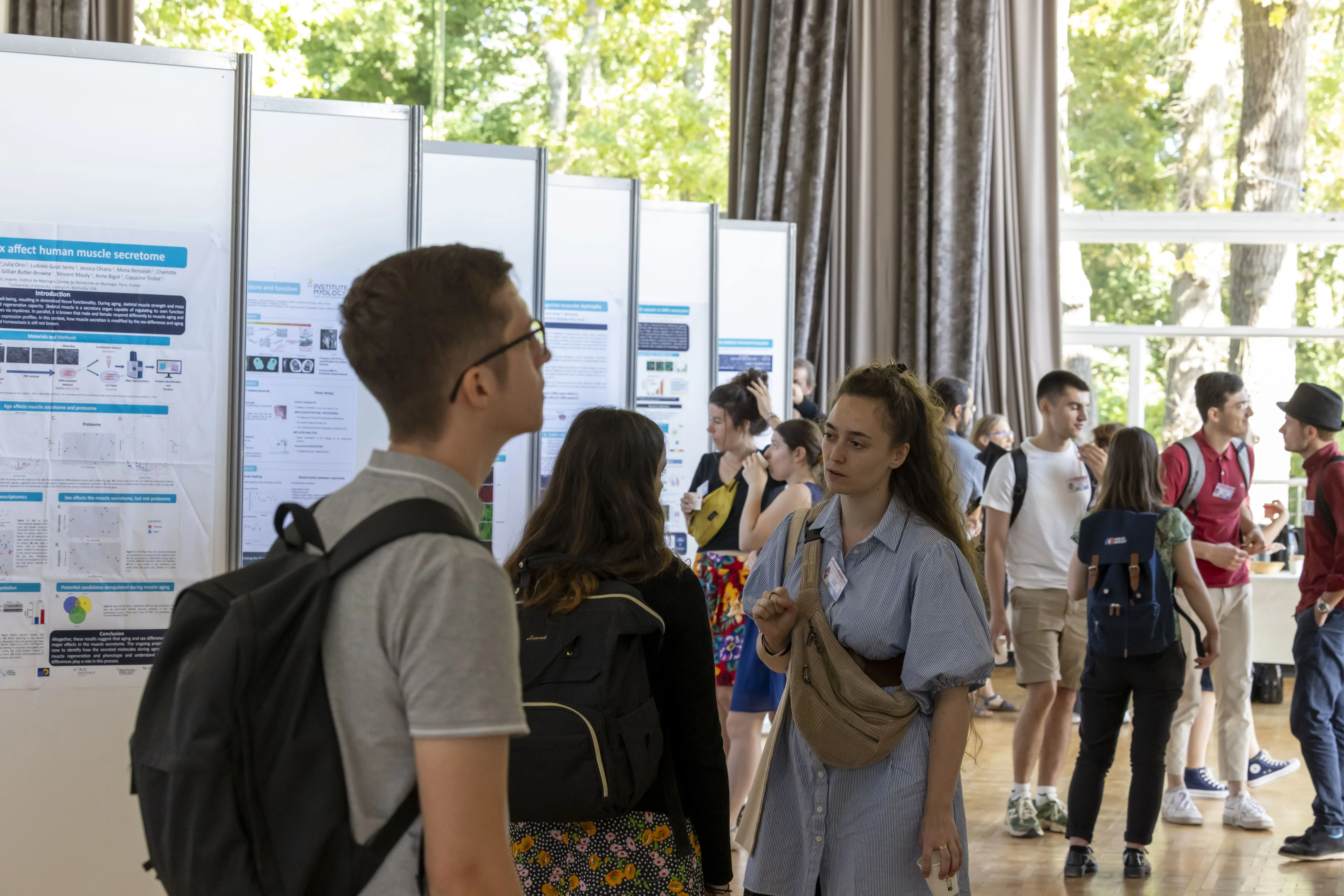 De jeunes chercheurs échangent lors des JDF 2025 organisées par l'AFM-Téléthon