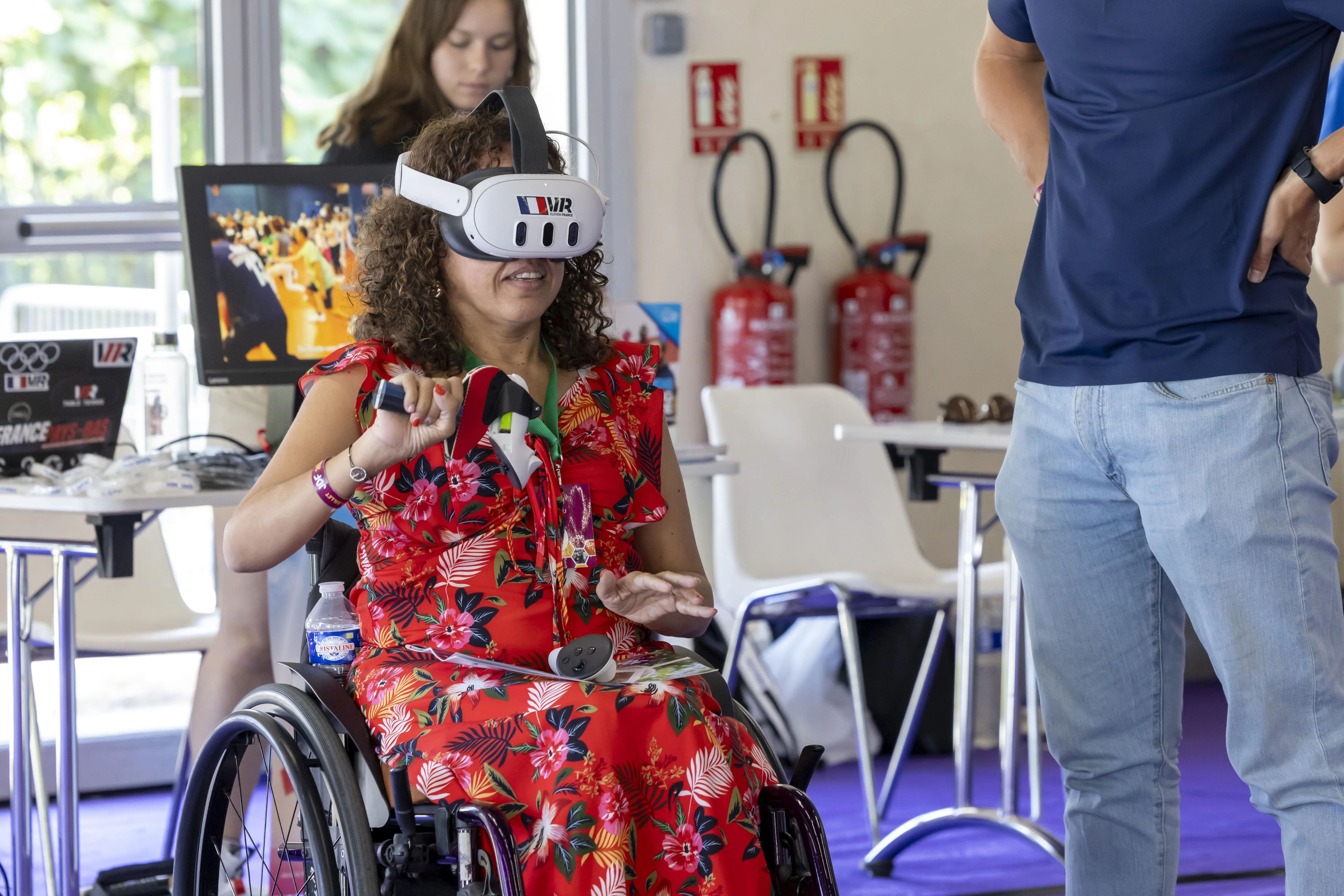 Test de réalité virtuelle par une femme en fauteuil roulant