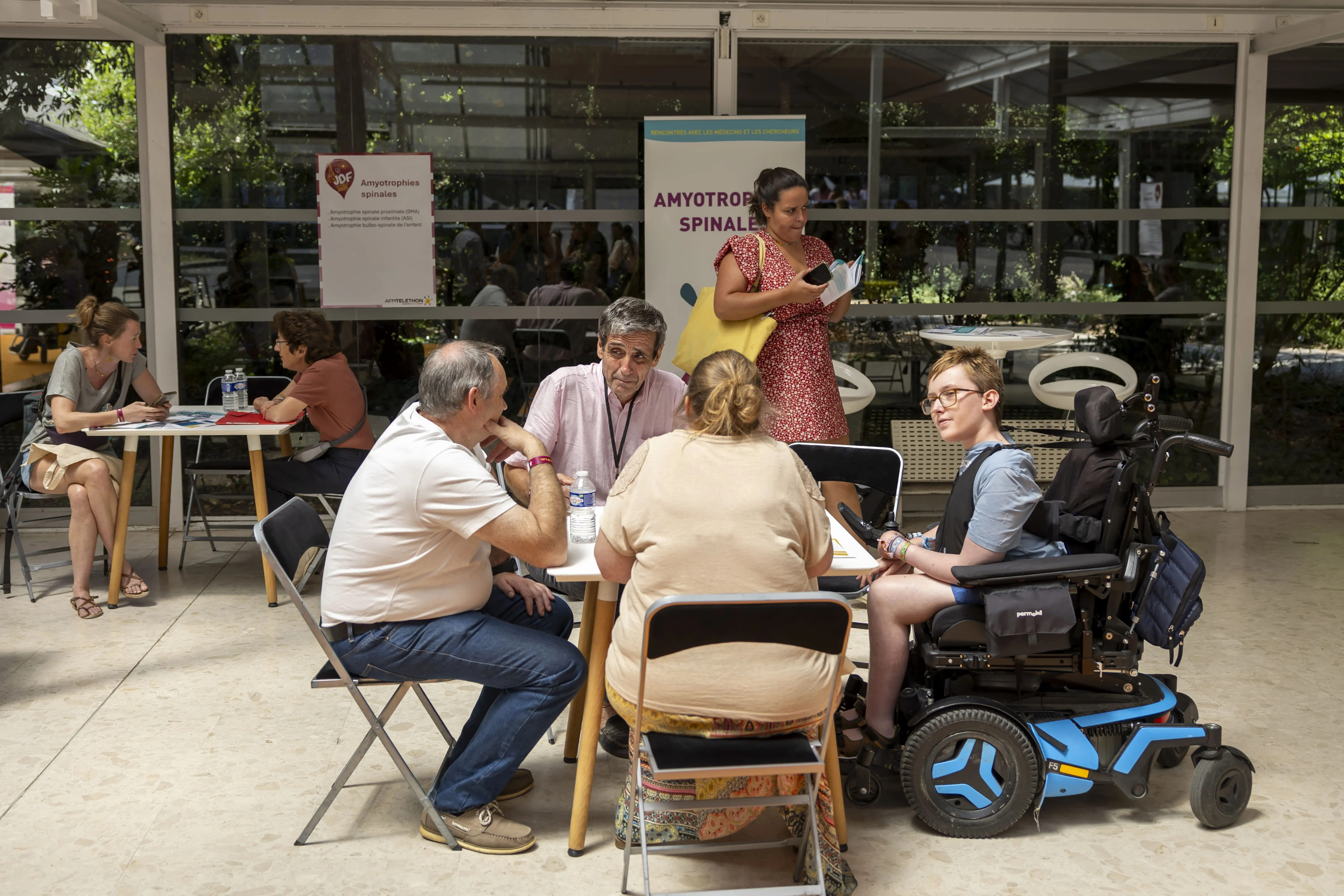 une famille en échange avec un médecin-chercheur lors des JDF 2025