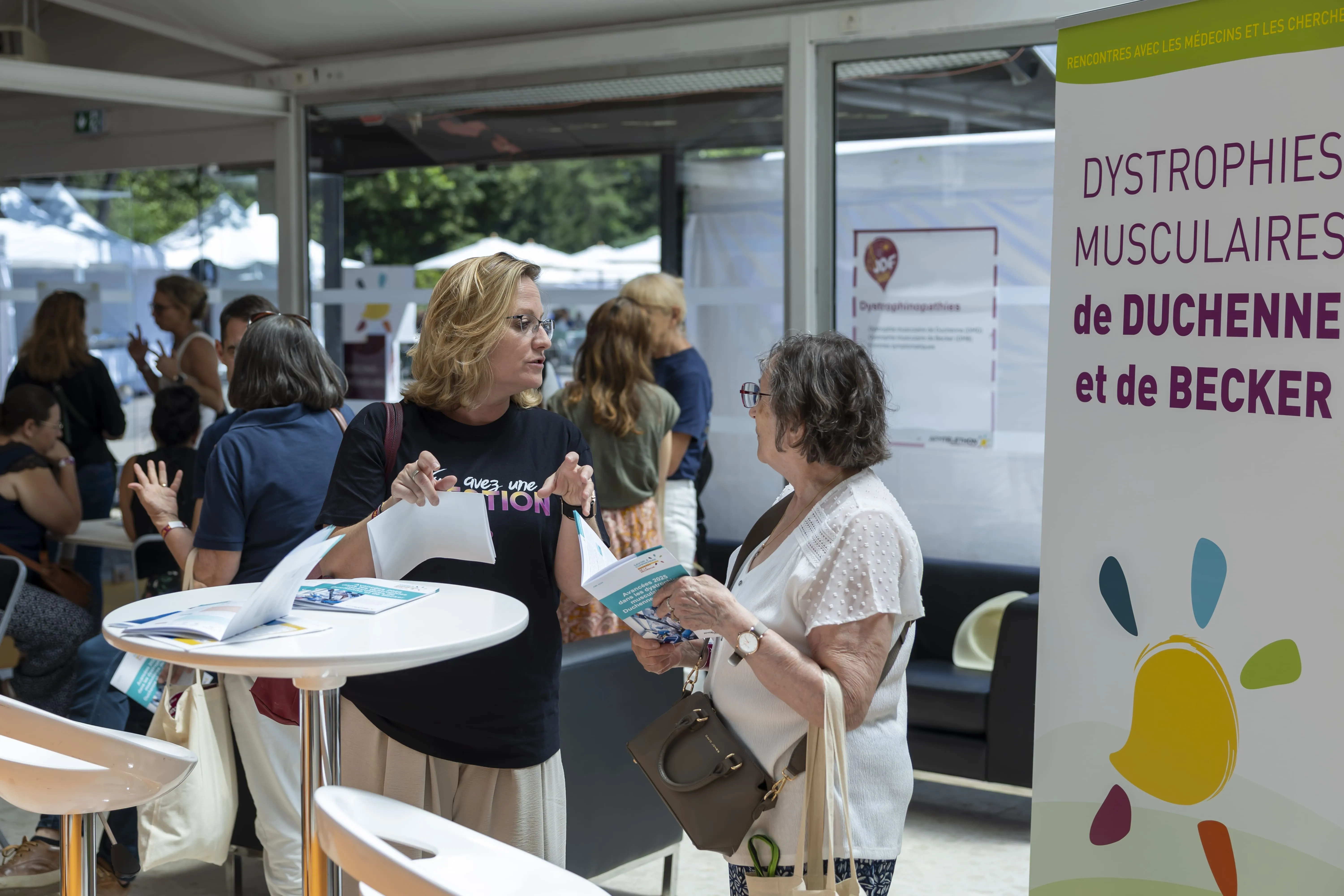Une chercheuse échange avec une femme sur les myopathies de Duchenne et de Becker