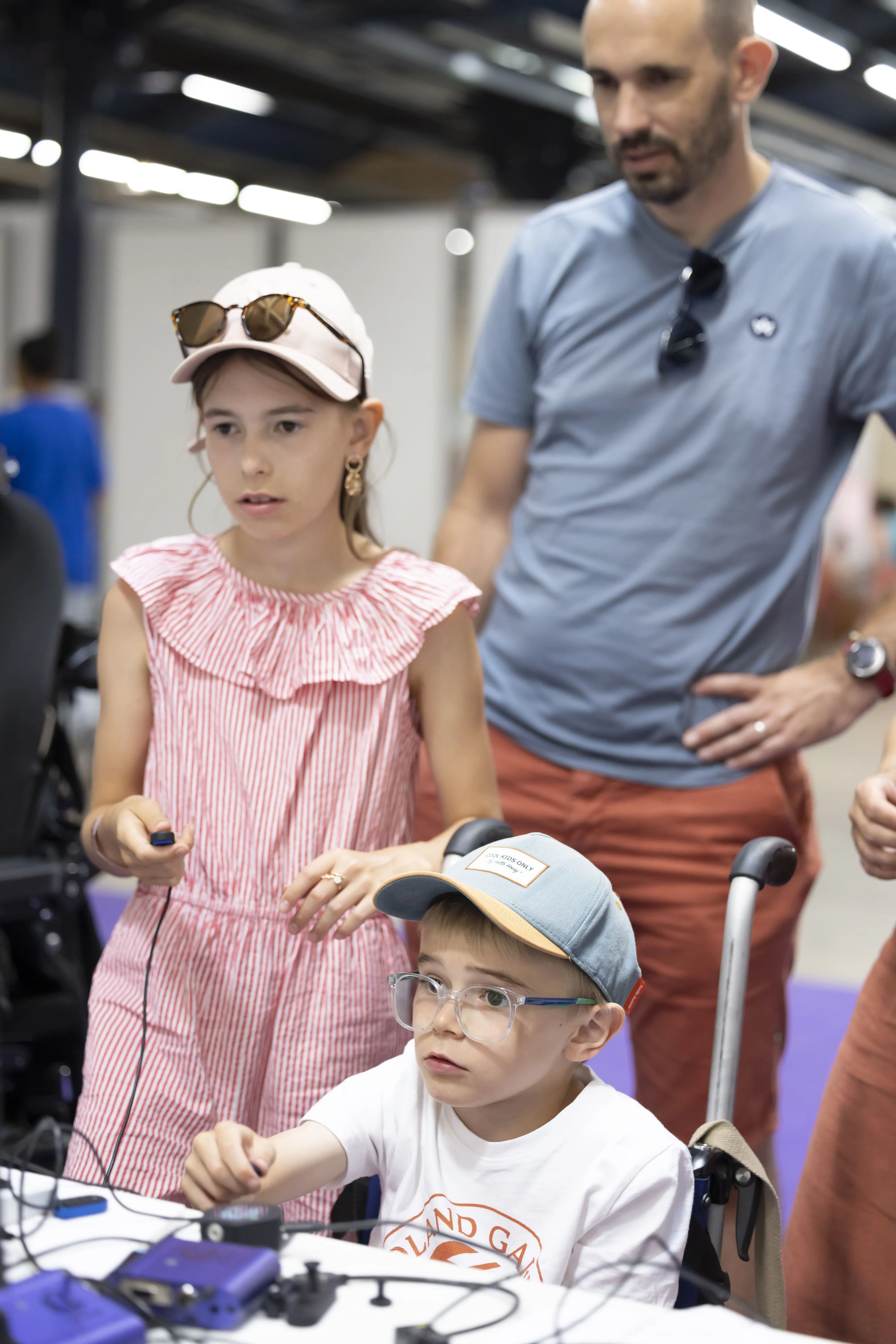 2 enfants testent le matériel proposé sur un stand des JDF 2025