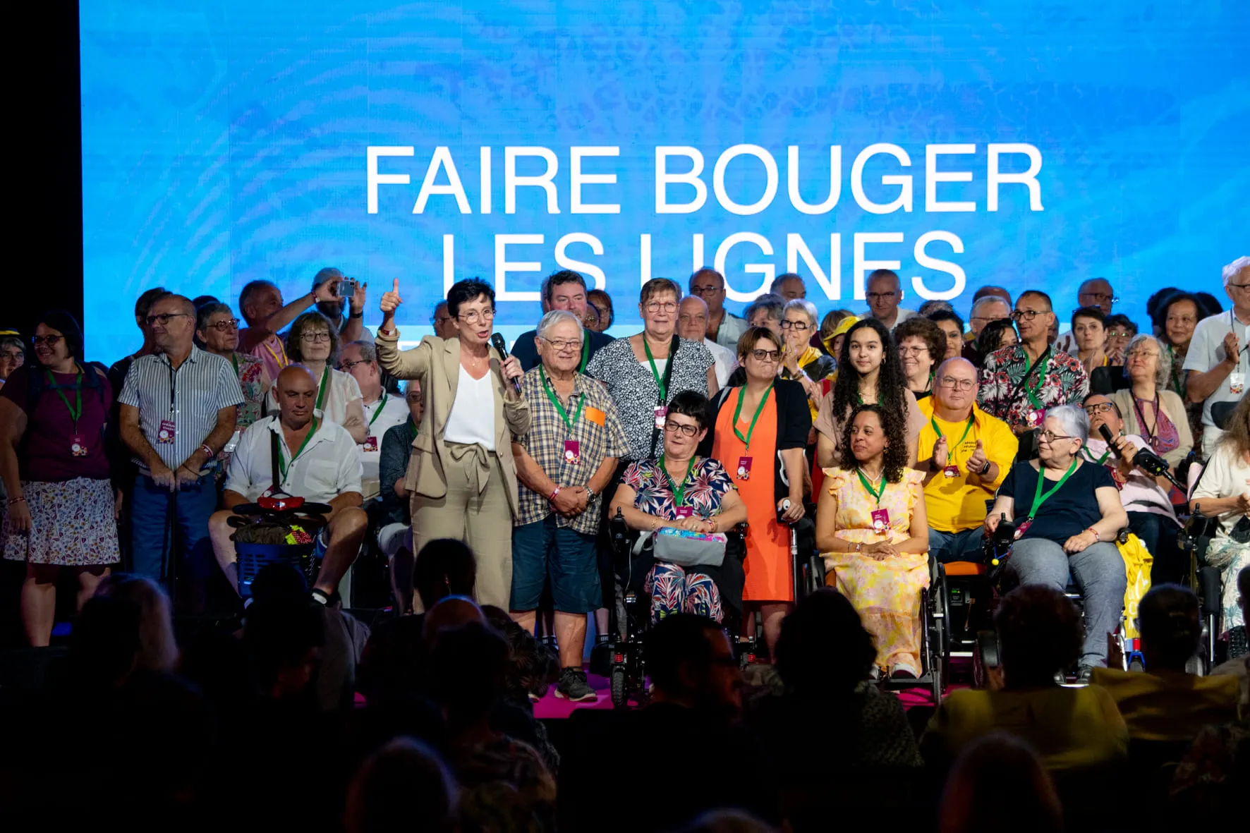 Les services régionaux, groupes d'intérêt et délégations sur scène lors de la plénière des Journées des Familles 2025