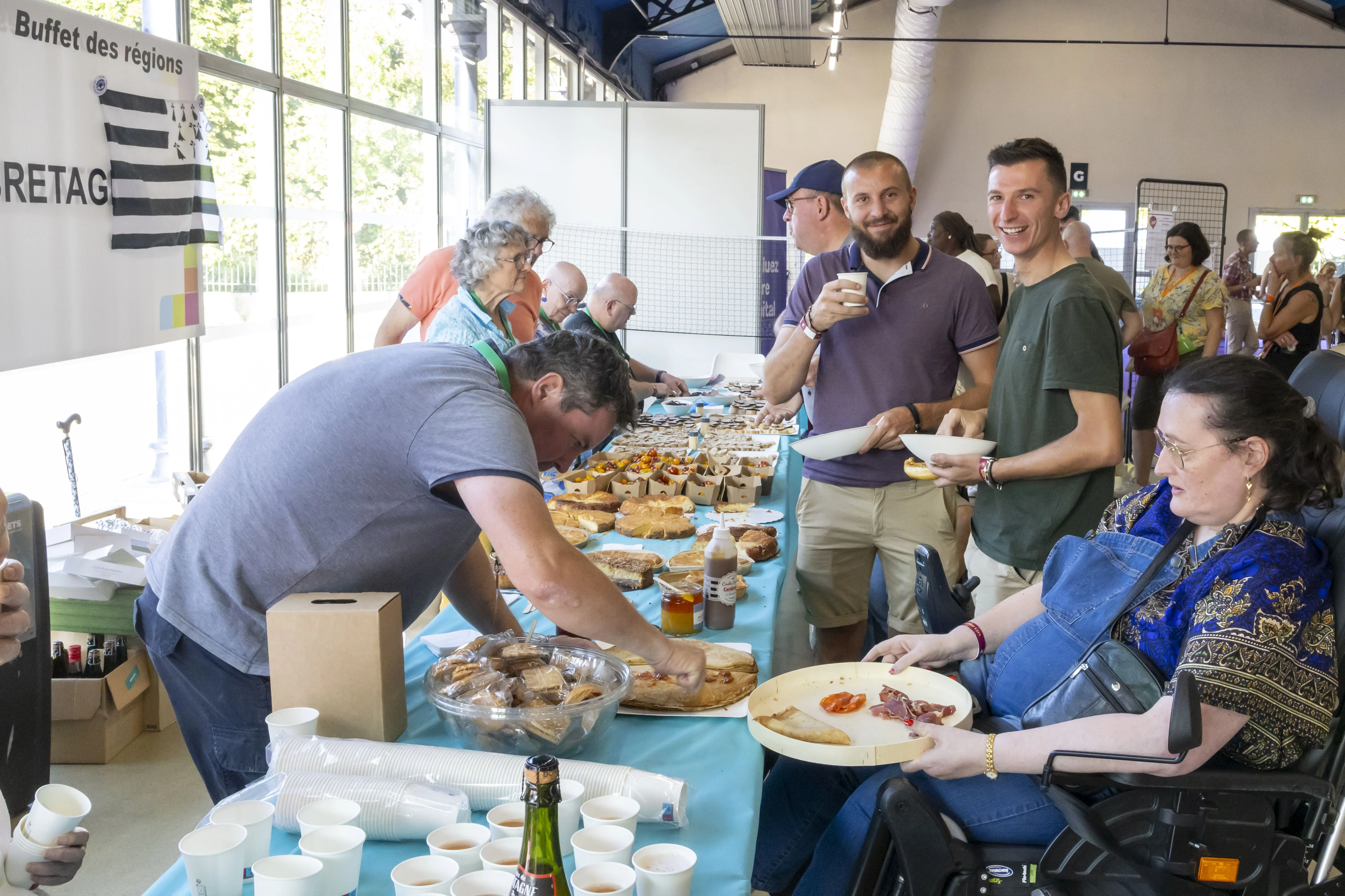 Dégustation de spécialités bretonnes lors du buffet des régions des JDF 2025