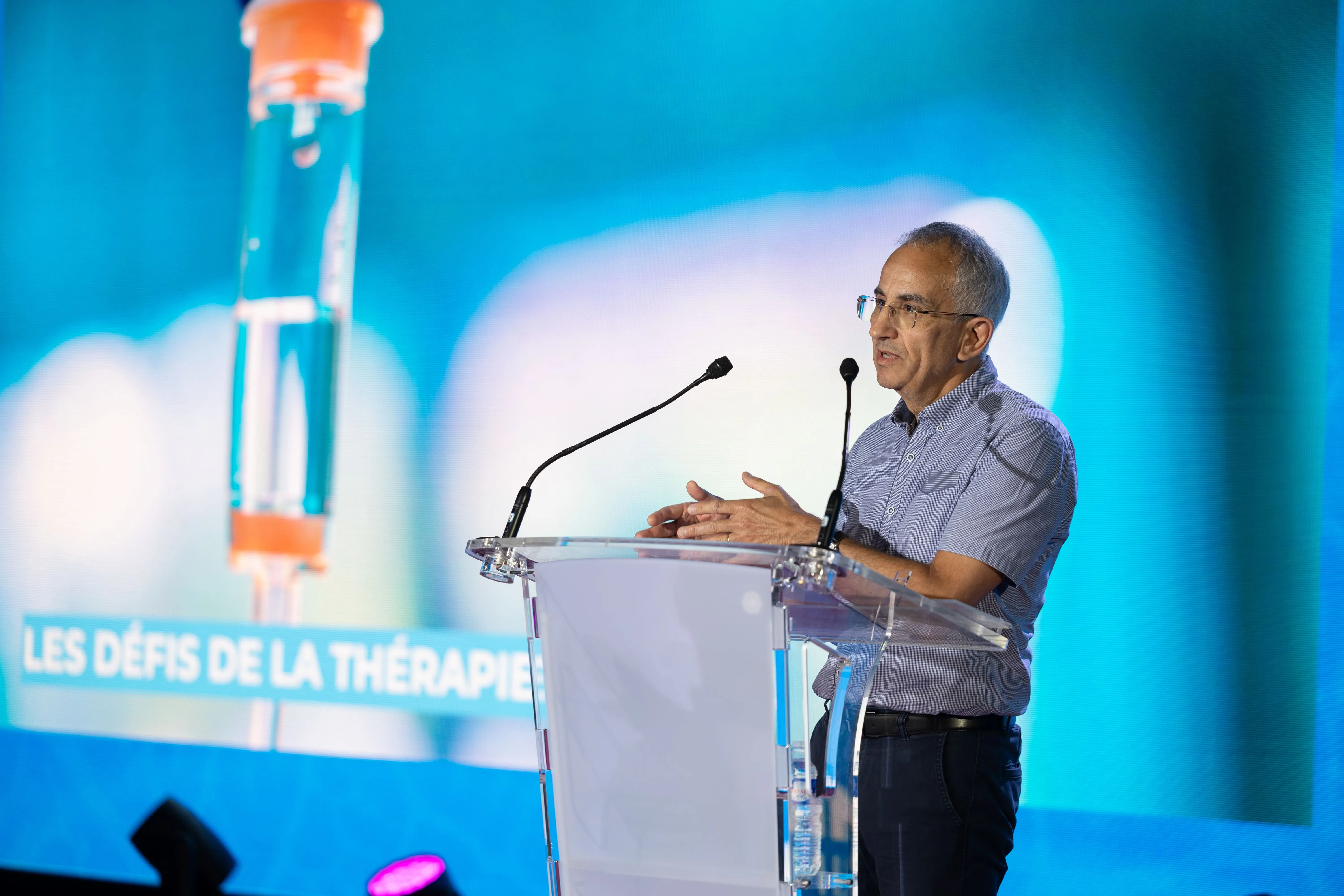 Serge Braun intervient sur scène lors d’une conférence dédiée aux enjeux de la thérapie génique