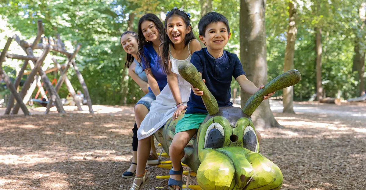 Paulin, ambassadeur du Téléthon 2025, en compagnie de ses 3 soeurs