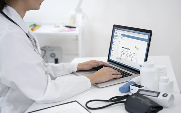 Vignette Actualité - Médecin écrivant sur un examen médical