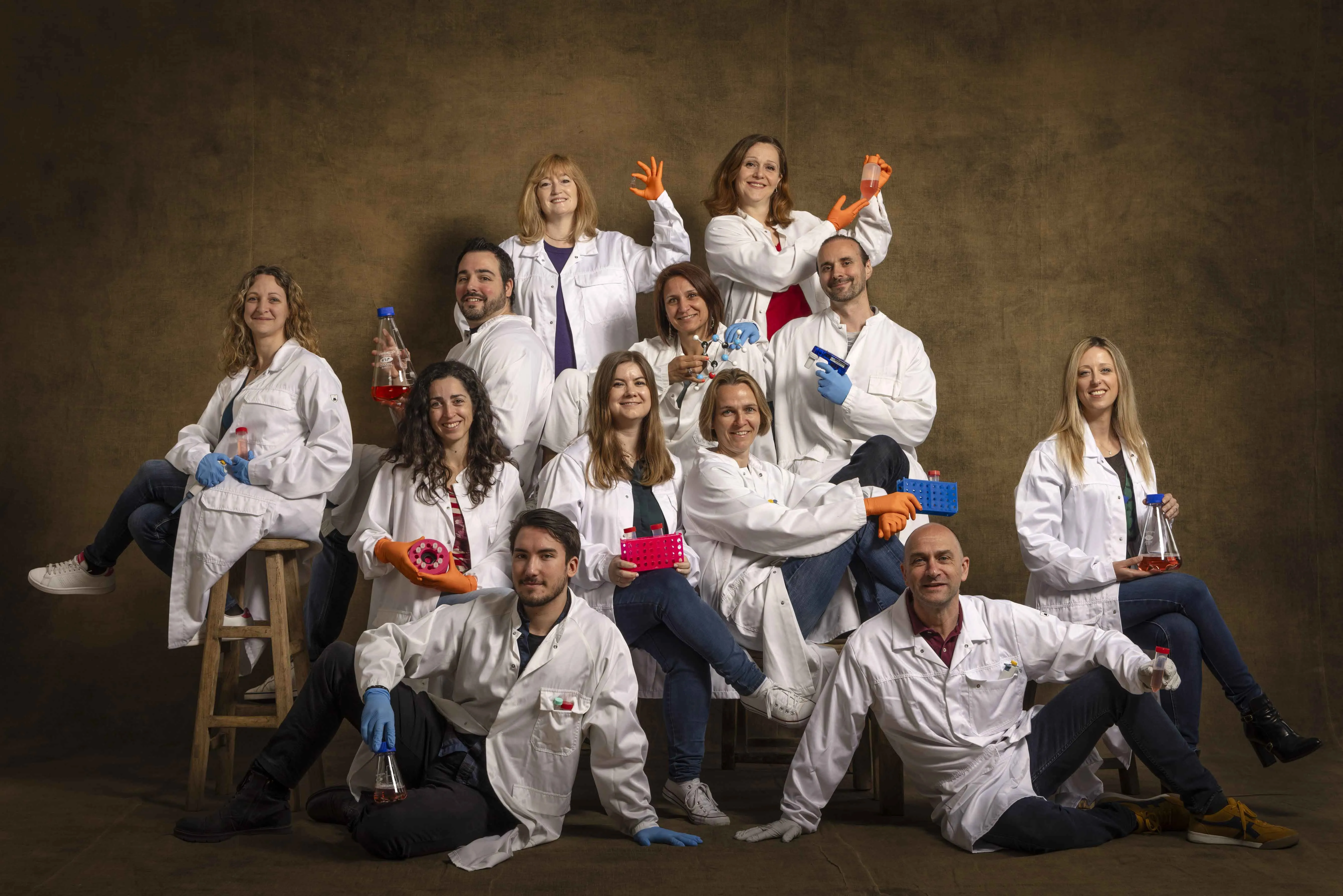 Seize portraits de groupe réalisés par Yann Arthus-Bertrand, illustrant l’engagement des équipes de Généthon, I-Stem et de l’Institut de Myologie – laboratoires soutenus par l’AFM-Téléthon – unies dans le combat contre les maladies rares.