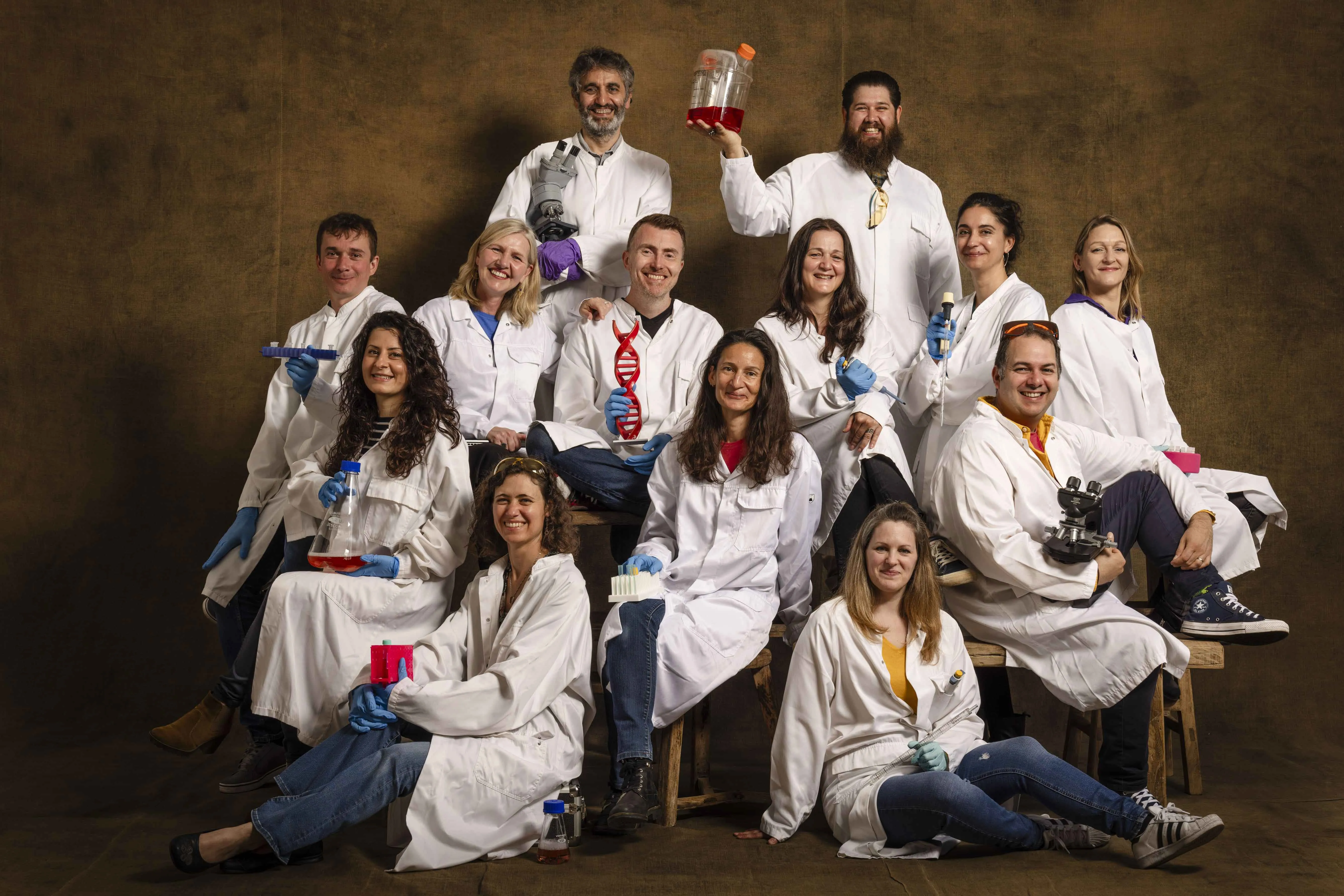 Seize portraits de groupe réalisés par Yann Arthus-Bertrand, illustrant l’engagement des équipes de Généthon, I-Stem et de l’Institut de Myologie – laboratoires soutenus par l’AFM-Téléthon – unies dans le combat contre les maladies rares.