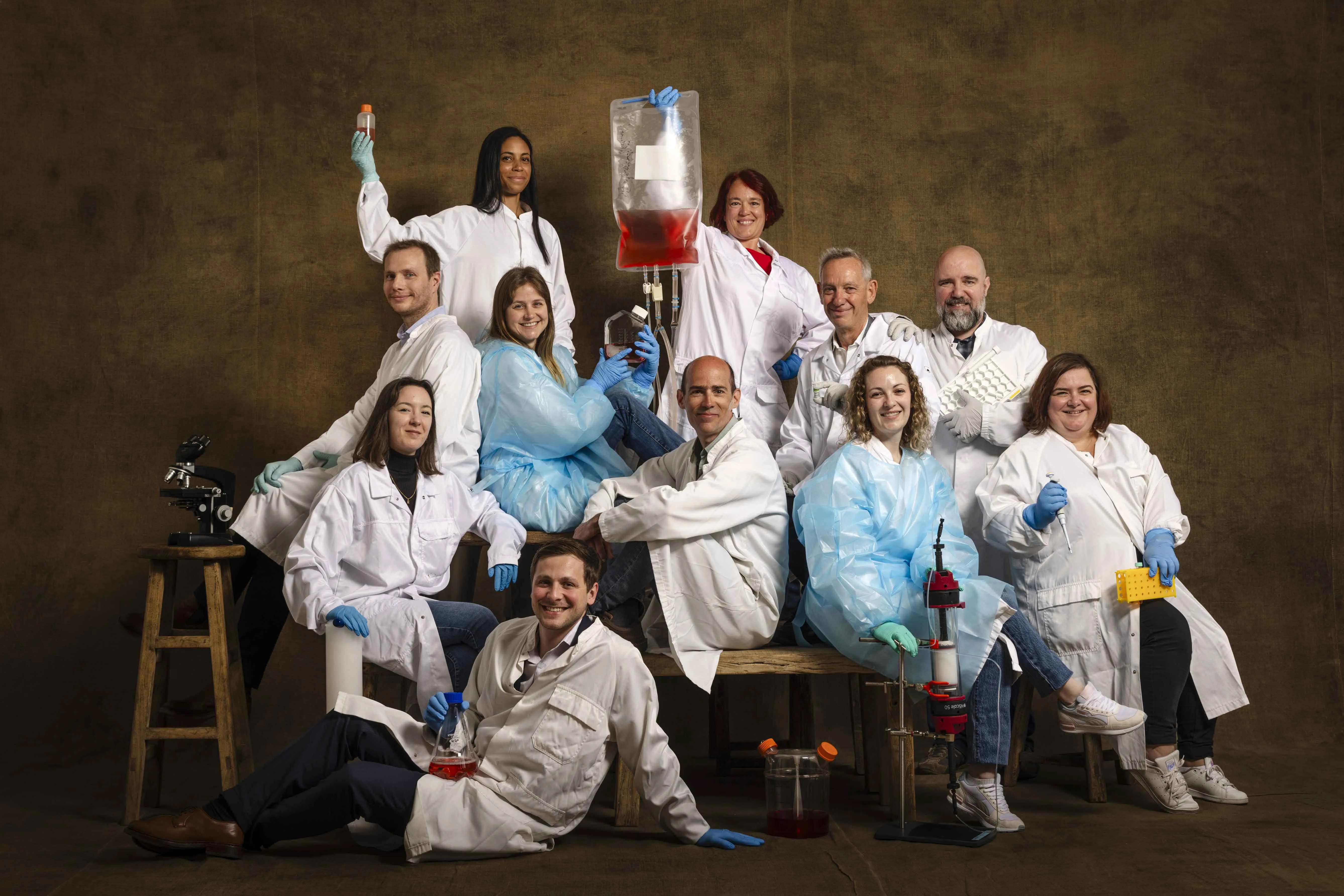 Seize portraits de groupe réalisés par Yann Arthus-Bertrand, illustrant l’engagement des équipes de Généthon, I-Stem et de l’Institut de Myologie – laboratoires soutenus par l’AFM-Téléthon – unies dans le combat contre les maladies rares.