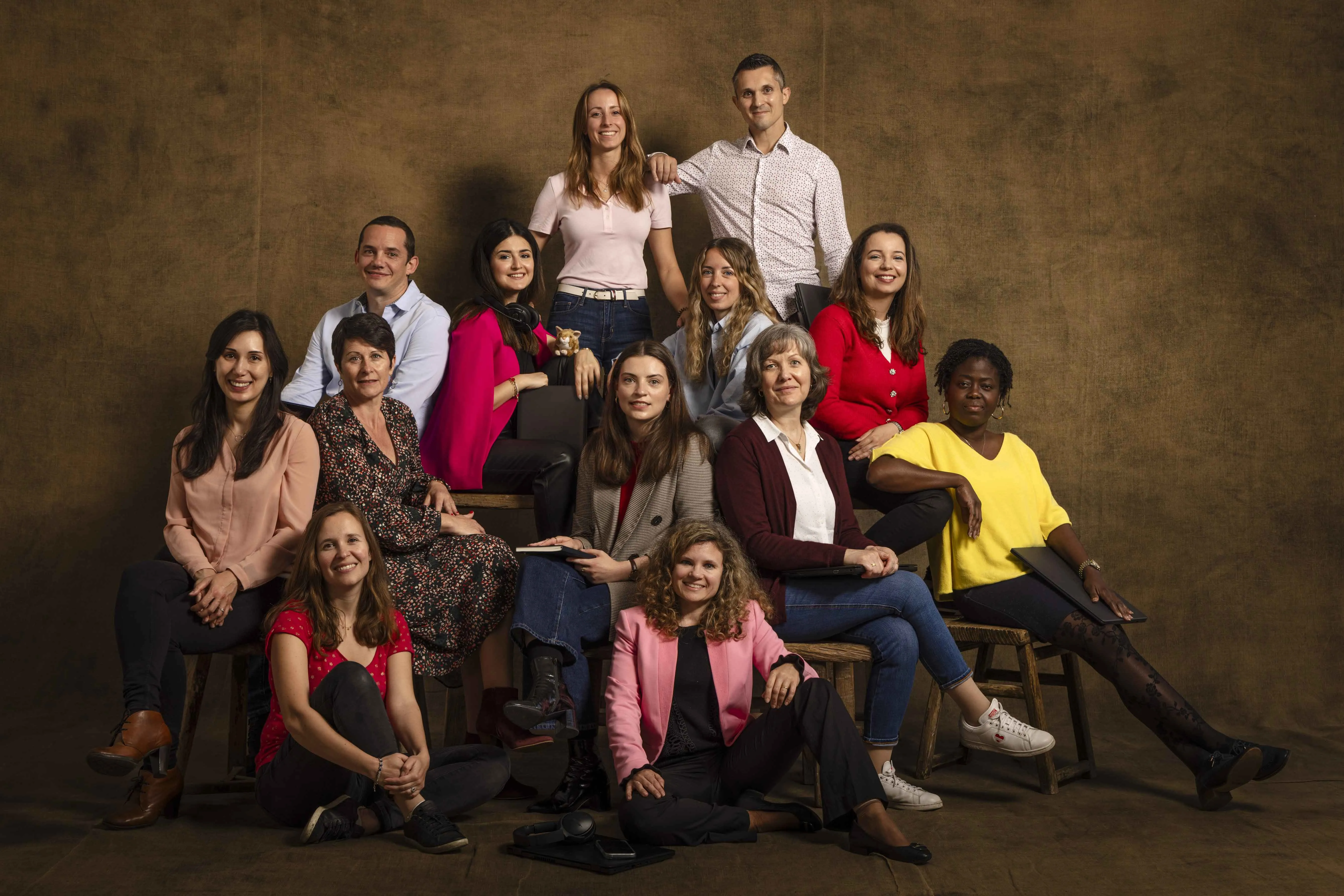 Seize portraits de groupe réalisés par Yann Arthus-Bertrand, illustrant l’engagement des équipes de Généthon, I-Stem et de l’Institut de Myologie – laboratoires soutenus par l’AFM-Téléthon – unies dans le combat contre les maladies rares.