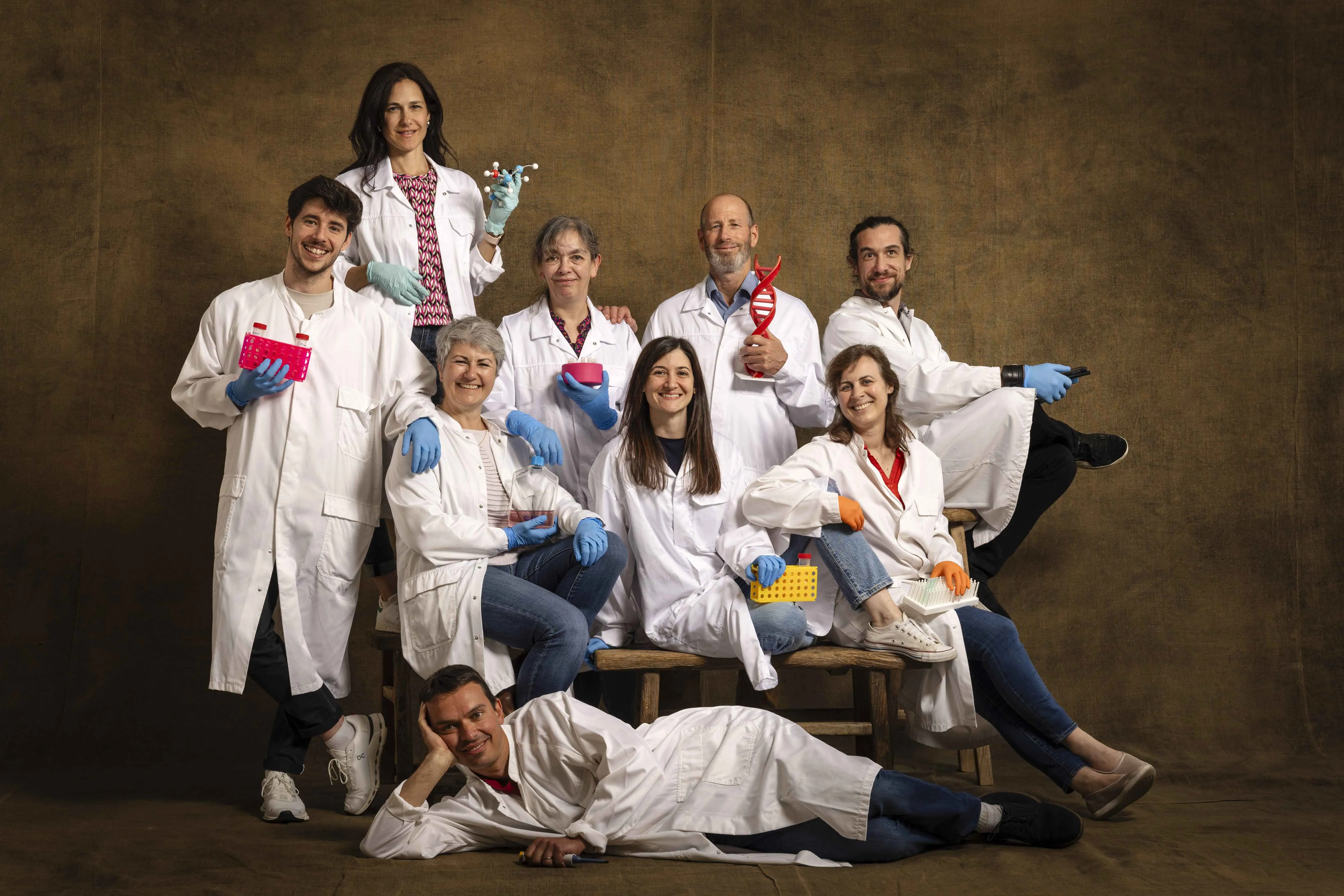 Seize portraits de groupe réalisés par Yann Arthus-Bertrand, illustrant l’engagement des équipes de Généthon, I-Stem et de l’Institut de Myologie – laboratoires soutenus par l’AFM-Téléthon – unies dans le combat contre les maladies rares.