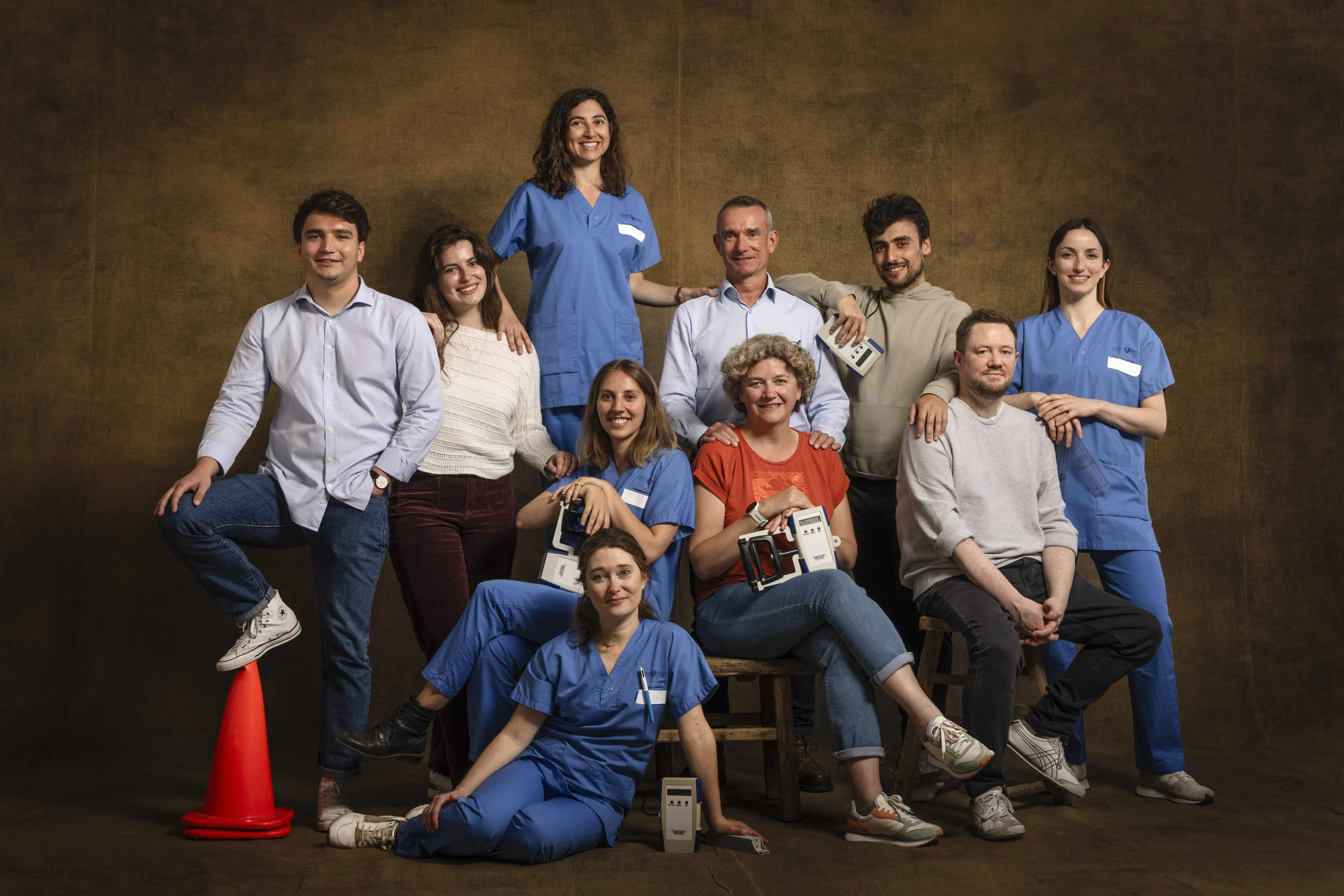 Seize portraits de groupe réalisés par Yann Arthus-Bertrand, illustrant l’engagement des équipes de Généthon, I-Stem et de l’Institut de Myologie – laboratoires soutenus par l’AFM-Téléthon – unies dans le combat contre les maladies rares.