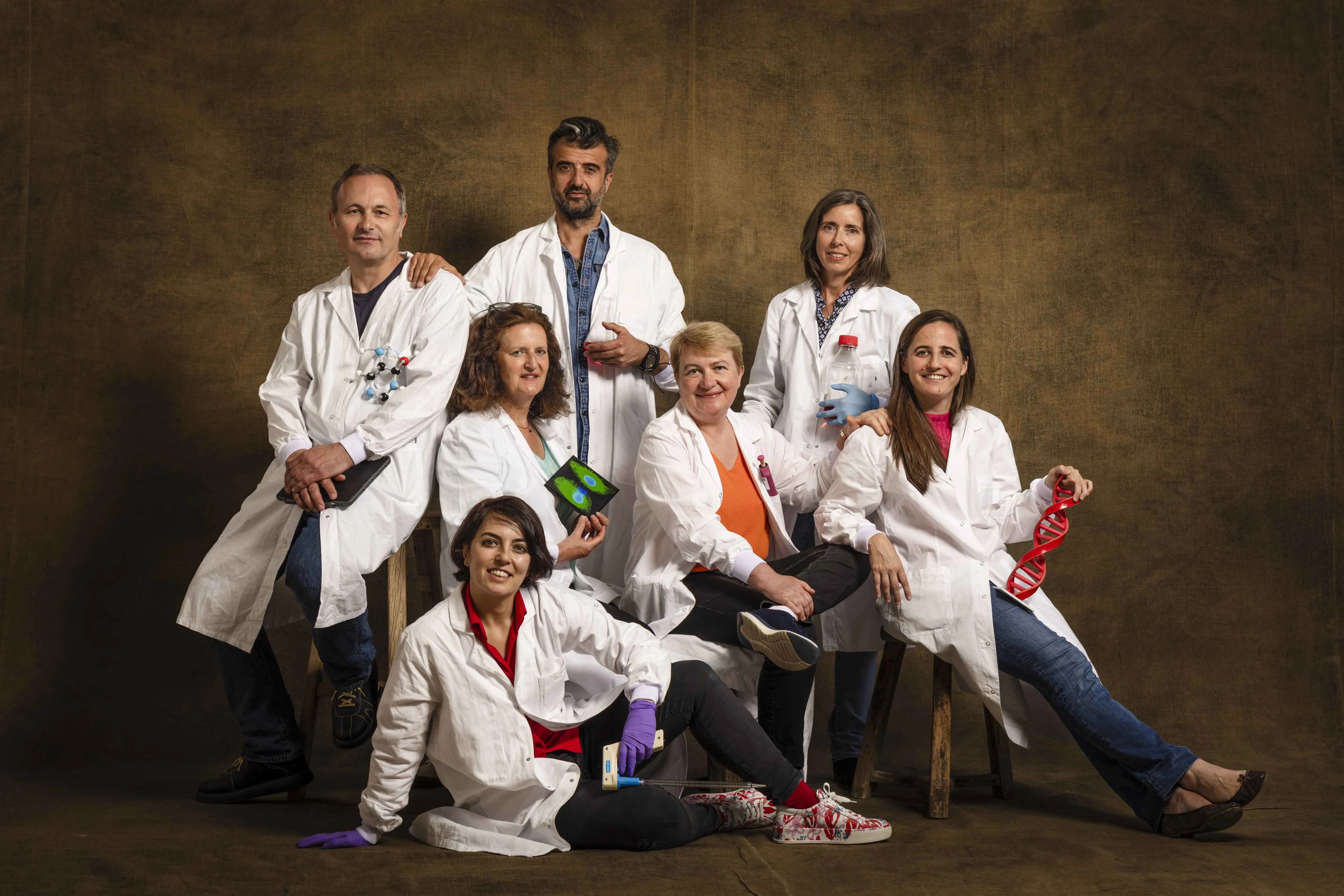 Un des portraits de groupe réalisés par Yann Arthus-Bertrand, illustrant l’engagement des équipes de Généthon, I-Stem et de l’Institut de Myologie – laboratoires soutenus par l’AFM-Téléthon – unies dans le combat contre les maladies rares.