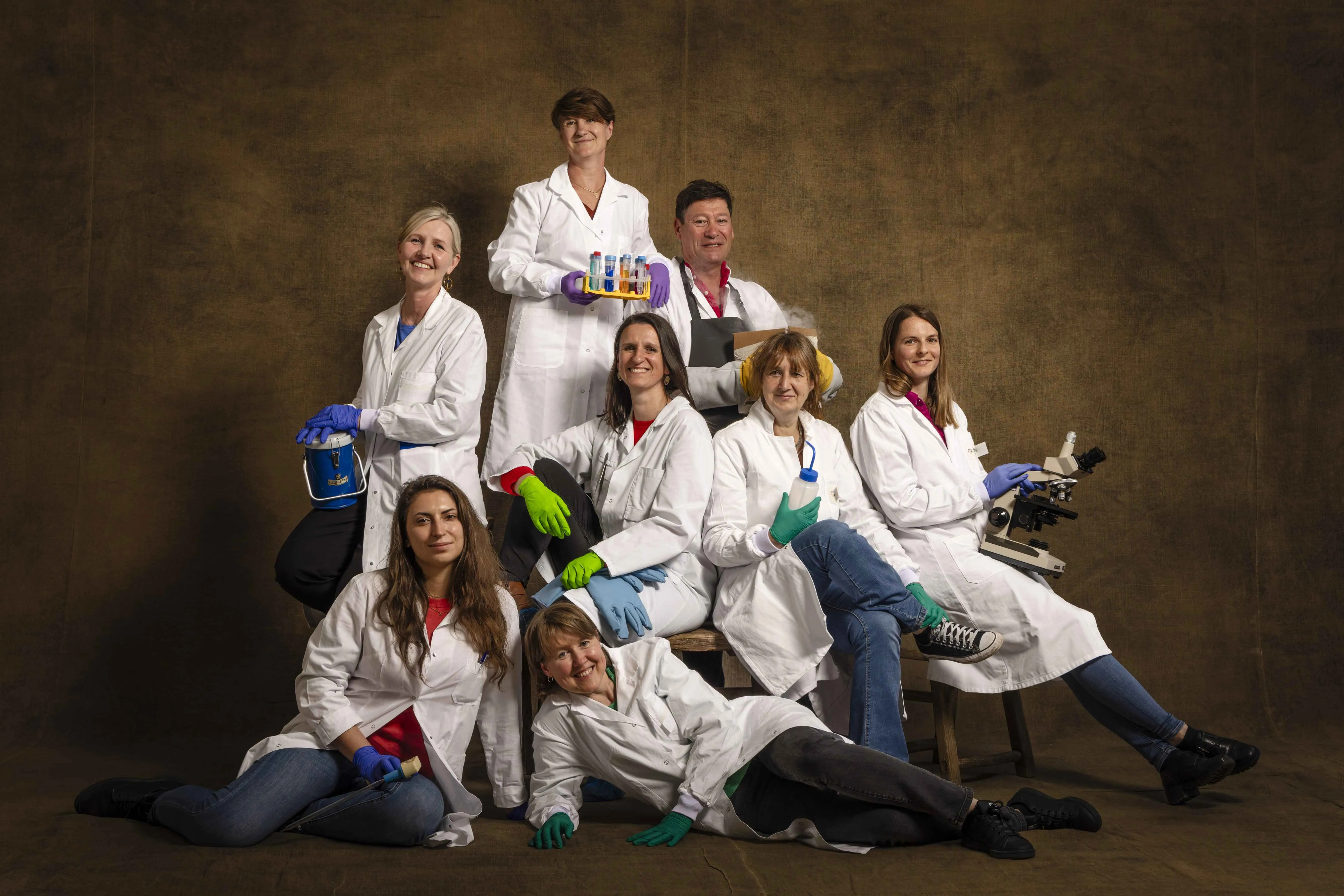 Un des portraits de groupe réalisés par Yann Arthus-Bertrand, illustrant l’engagement des équipes de Généthon, I-Stem et de l’Institut de Myologie – laboratoires soutenus par l’AFM-Téléthon – unies dans le combat contre les maladies rares.