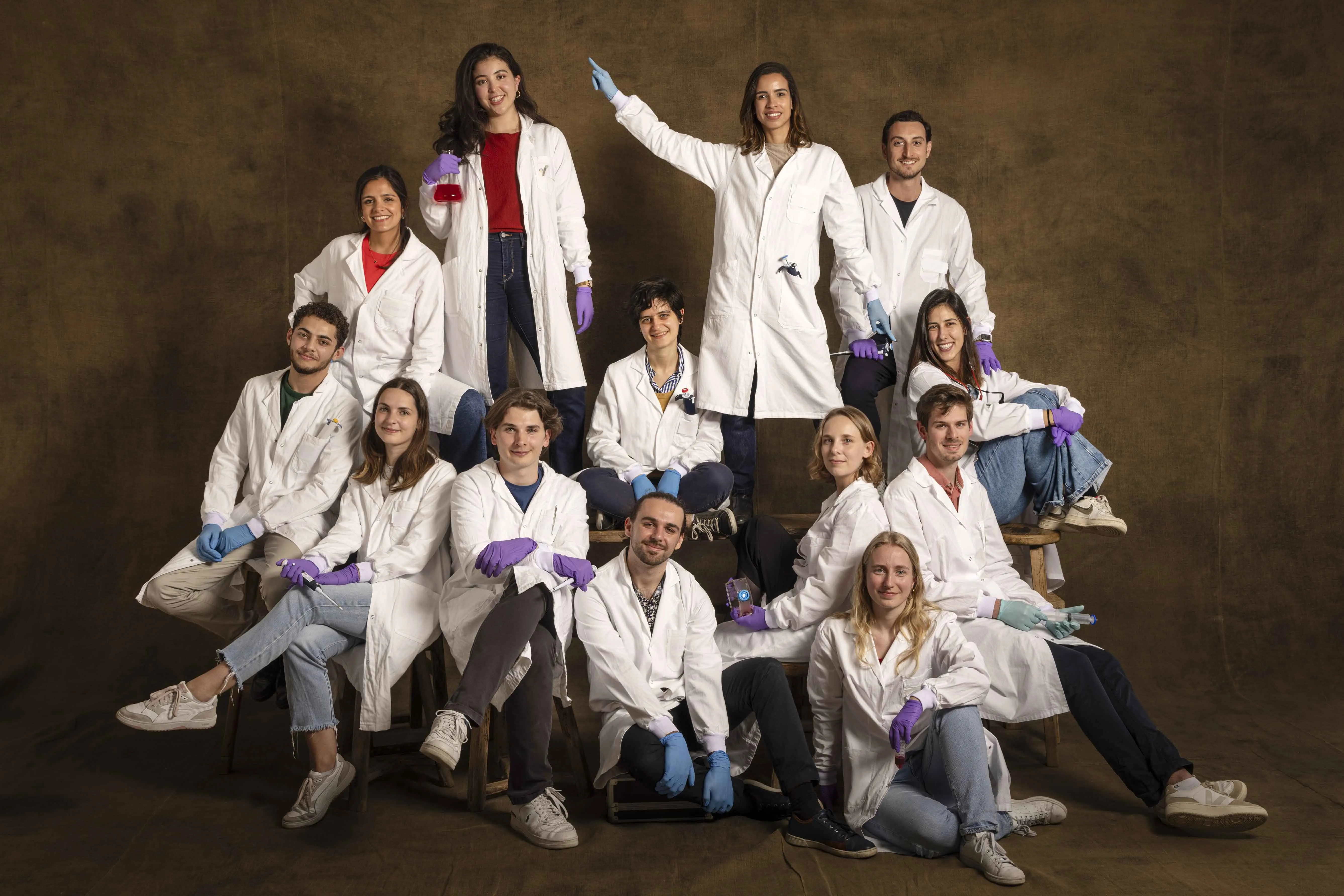 Un des portraits de groupe réalisés par Yann Arthus-Bertrand, illustrant l’engagement des équipes de Généthon, I-Stem et de l’Institut de Myologie – laboratoires soutenus par l’AFM-Téléthon – unies dans le combat contre les maladies rares.