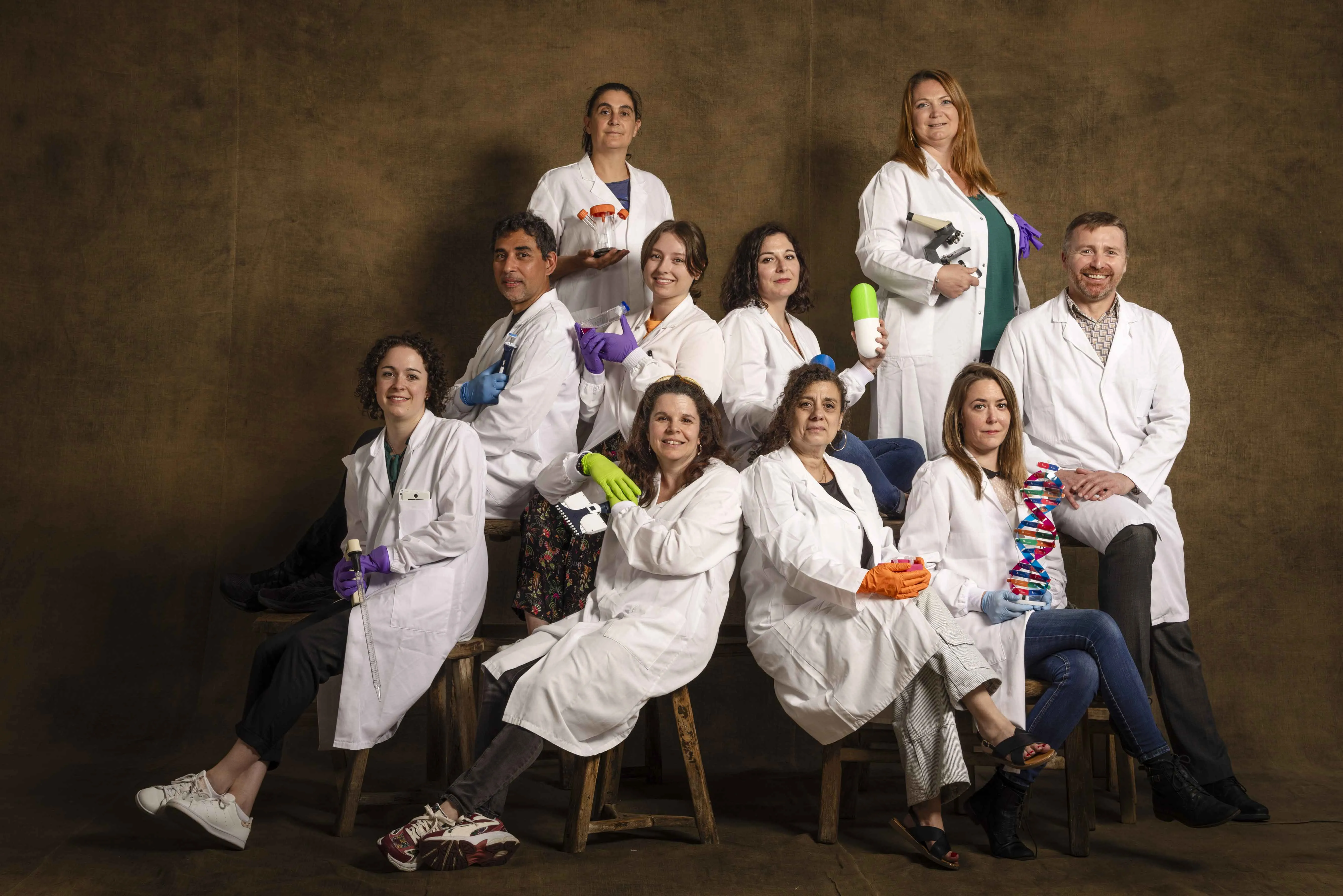 Un des portraits de groupe réalisés par Yann Arthus-Bertrand, illustrant l’engagement des équipes de Généthon, I-Stem et de l’Institut de Myologie – laboratoires soutenus par l’AFM-Téléthon – unies dans le combat contre les maladies rares.