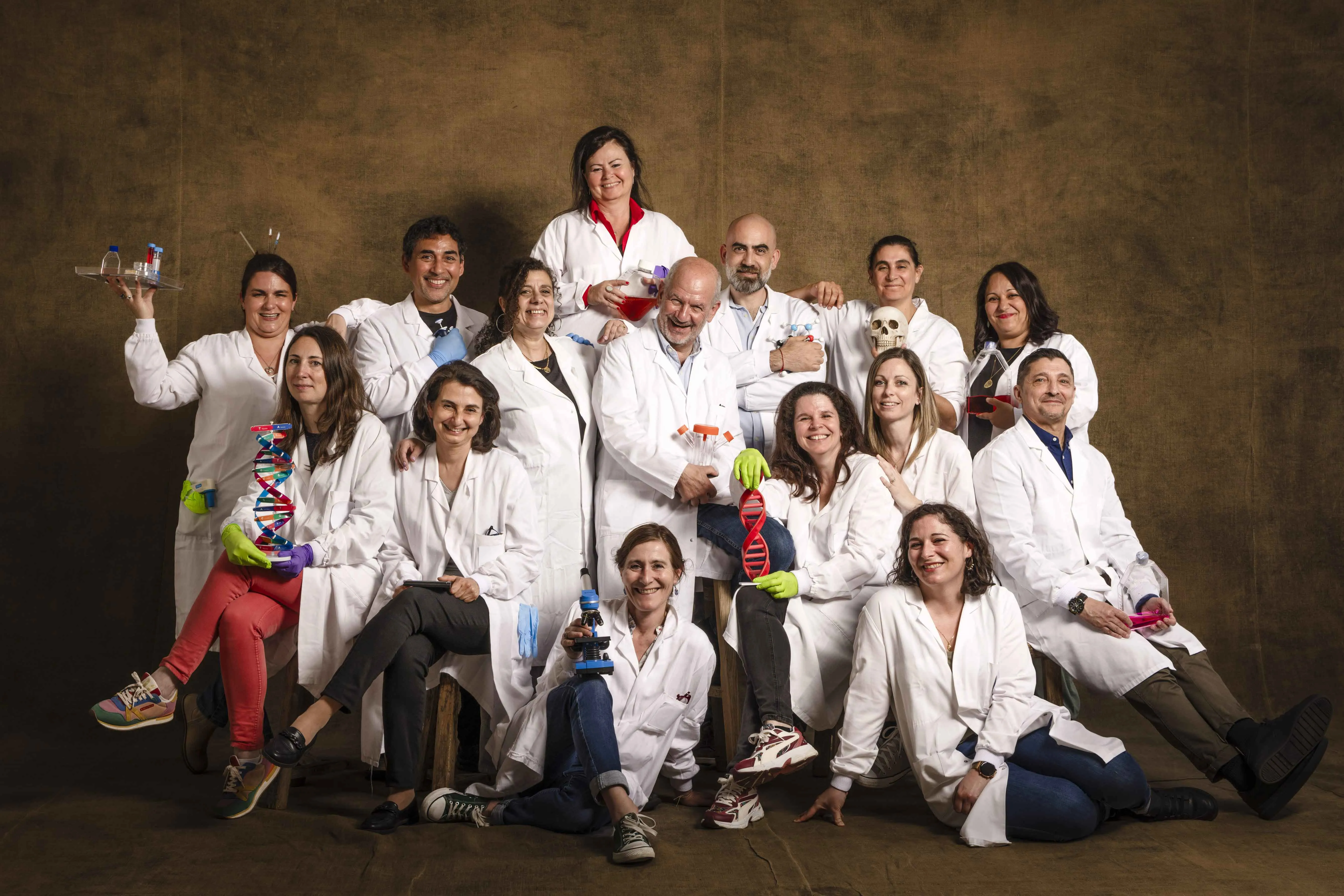 Un des portraits de groupe réalisés par Yann Arthus-Bertrand, illustrant l’engagement des équipes de Généthon, I-Stem et de l’Institut de Myologie – laboratoires soutenus par l’AFM-Téléthon – unies dans le combat contre les maladies rares.