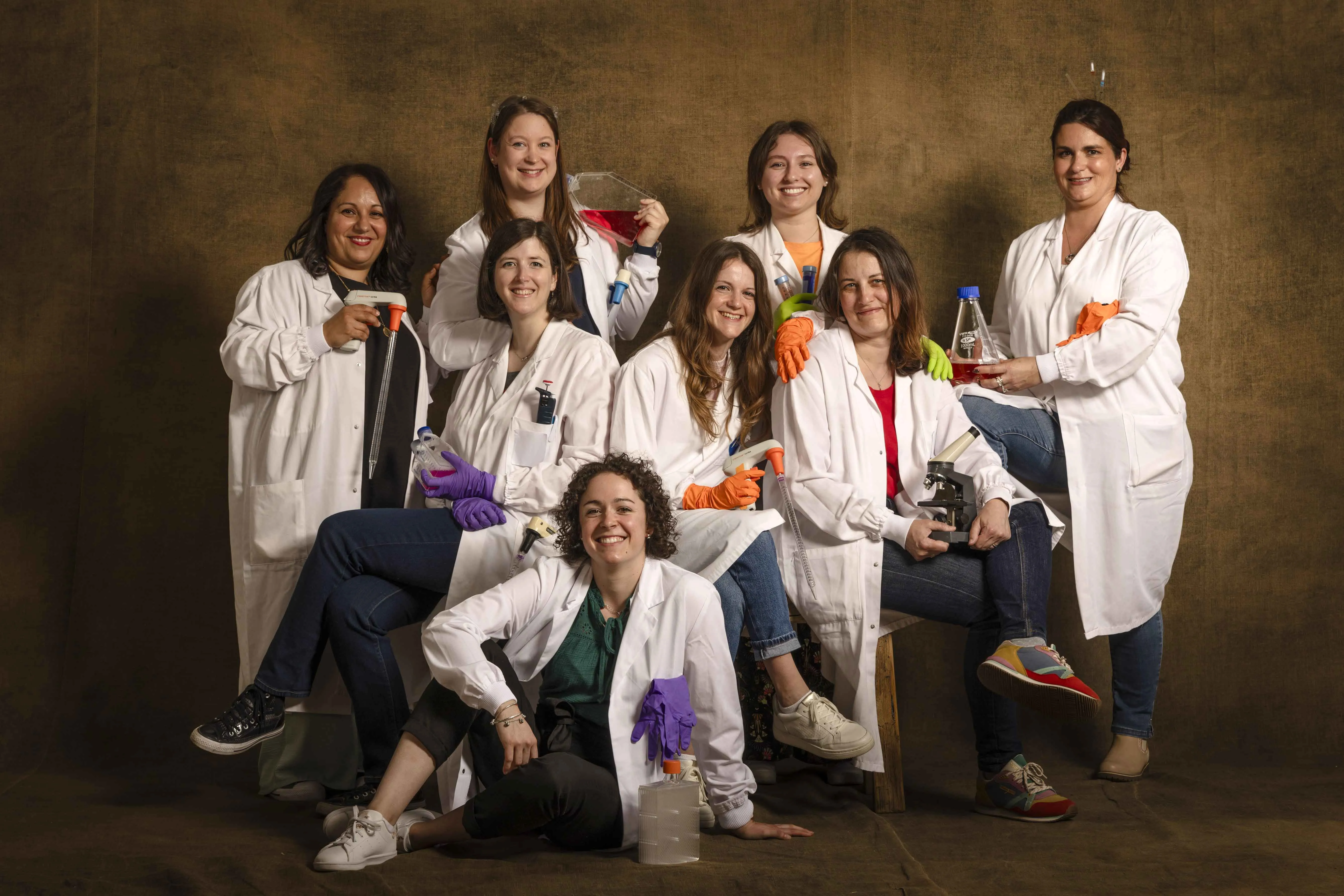 Un des portraits de groupe réalisés par Yann Arthus-Bertrand, illustrant l’engagement des équipes de Généthon, I-Stem et de l’Institut de Myologie – laboratoires soutenus par l’AFM-Téléthon – unies dans le combat contre les maladies rares.