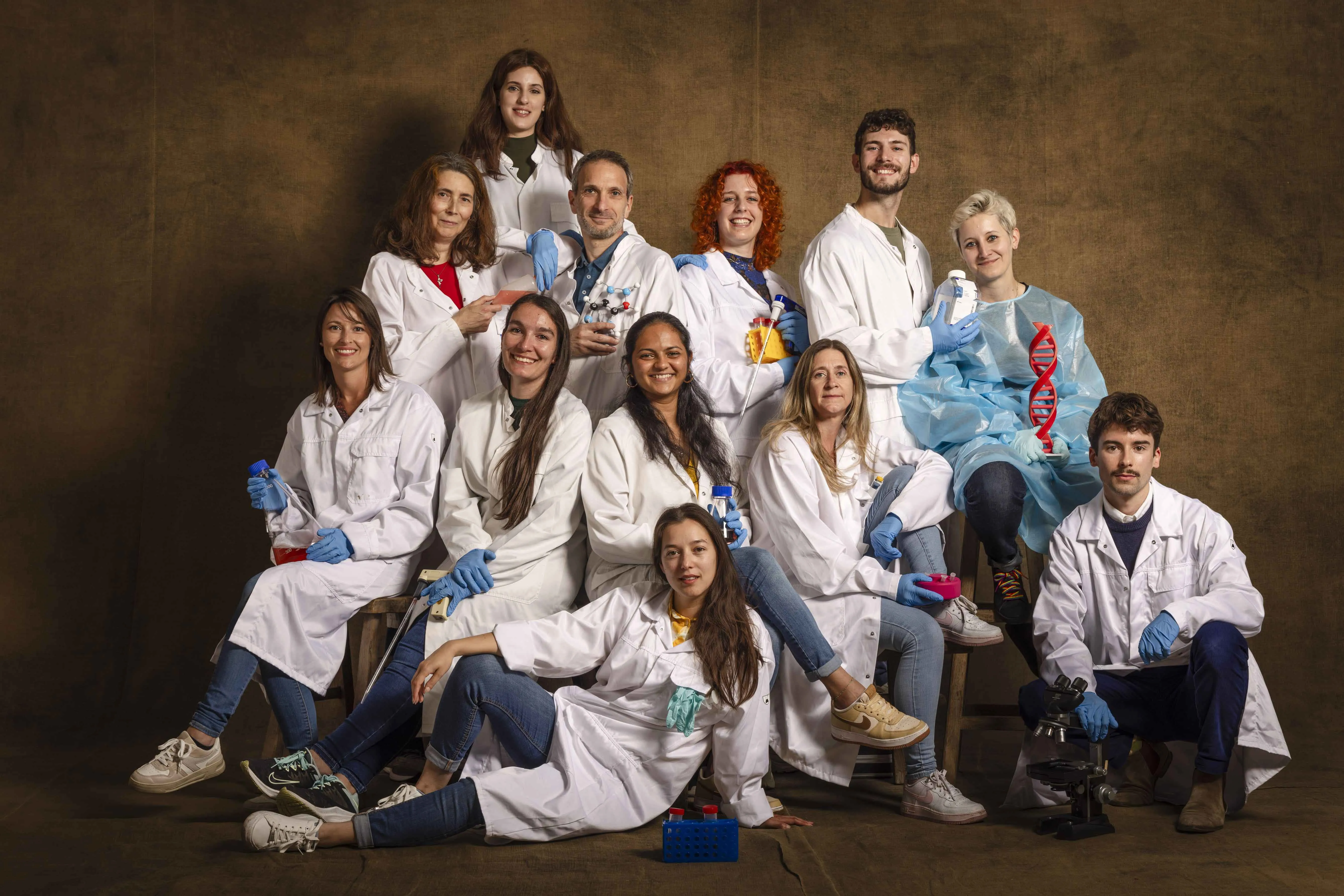 Un des portraits de groupe réalisés par Yann Arthus-Bertrand, illustrant l’engagement des équipes de Généthon, I-Stem et de l’Institut de Myologie – laboratoires soutenus par l’AFM-Téléthon – unies dans le combat contre les maladies rares.