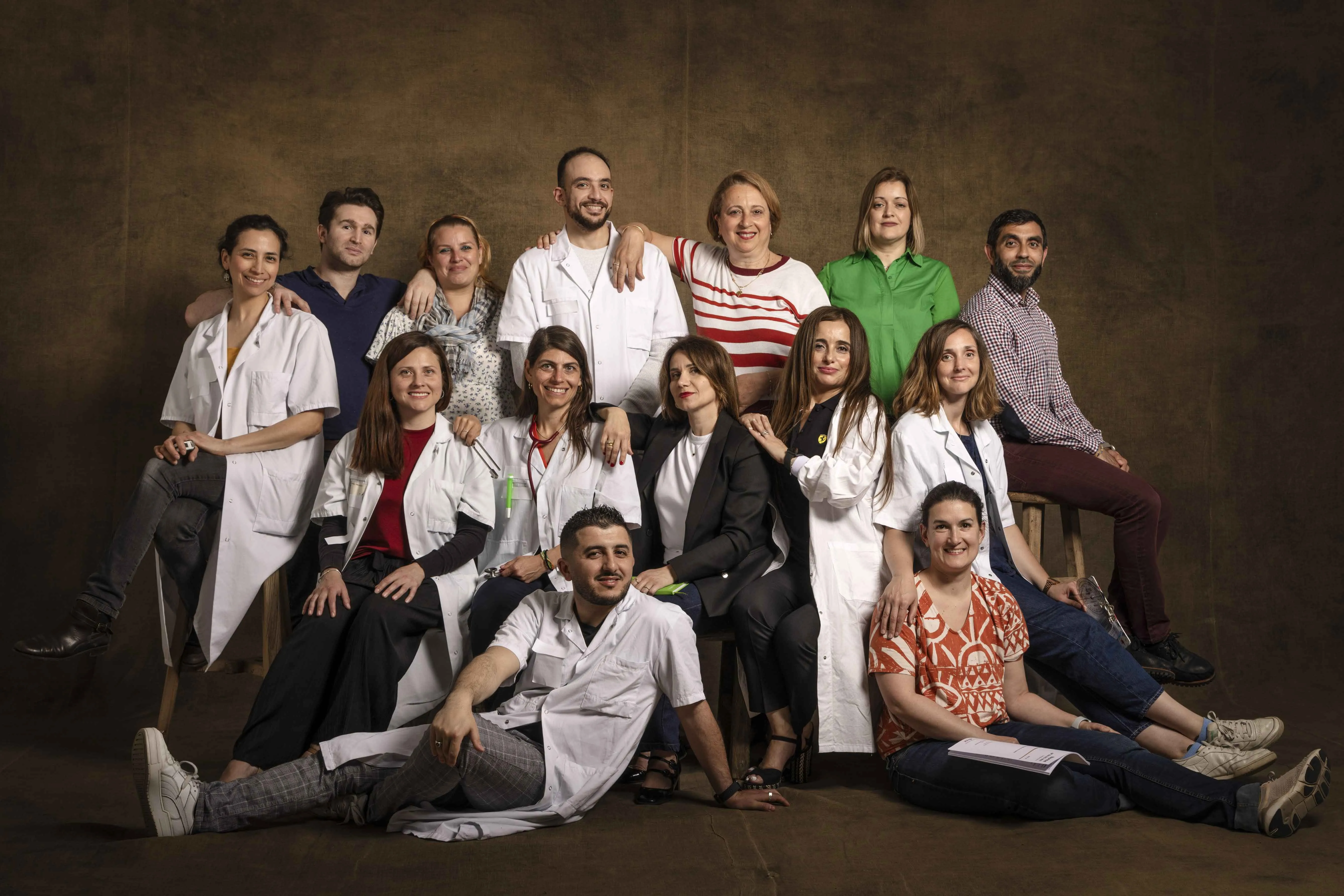 Un des portraits de groupe réalisés par Yann Arthus-Bertrand, illustrant l’engagement des équipes de Généthon, I-Stem et de l’Institut de Myologie – laboratoires soutenus par l’AFM-Téléthon – unies dans le combat contre les maladies rares.