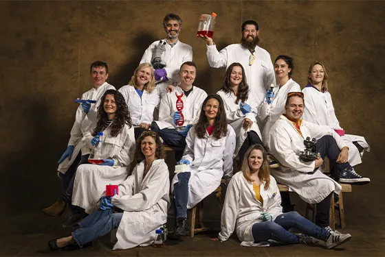 L'équipe de Nathalie Danièle du laboratoire Généthon dans le cadre du projet photographique « France, un album de famille » de Yann Arthus-Bertrand 
