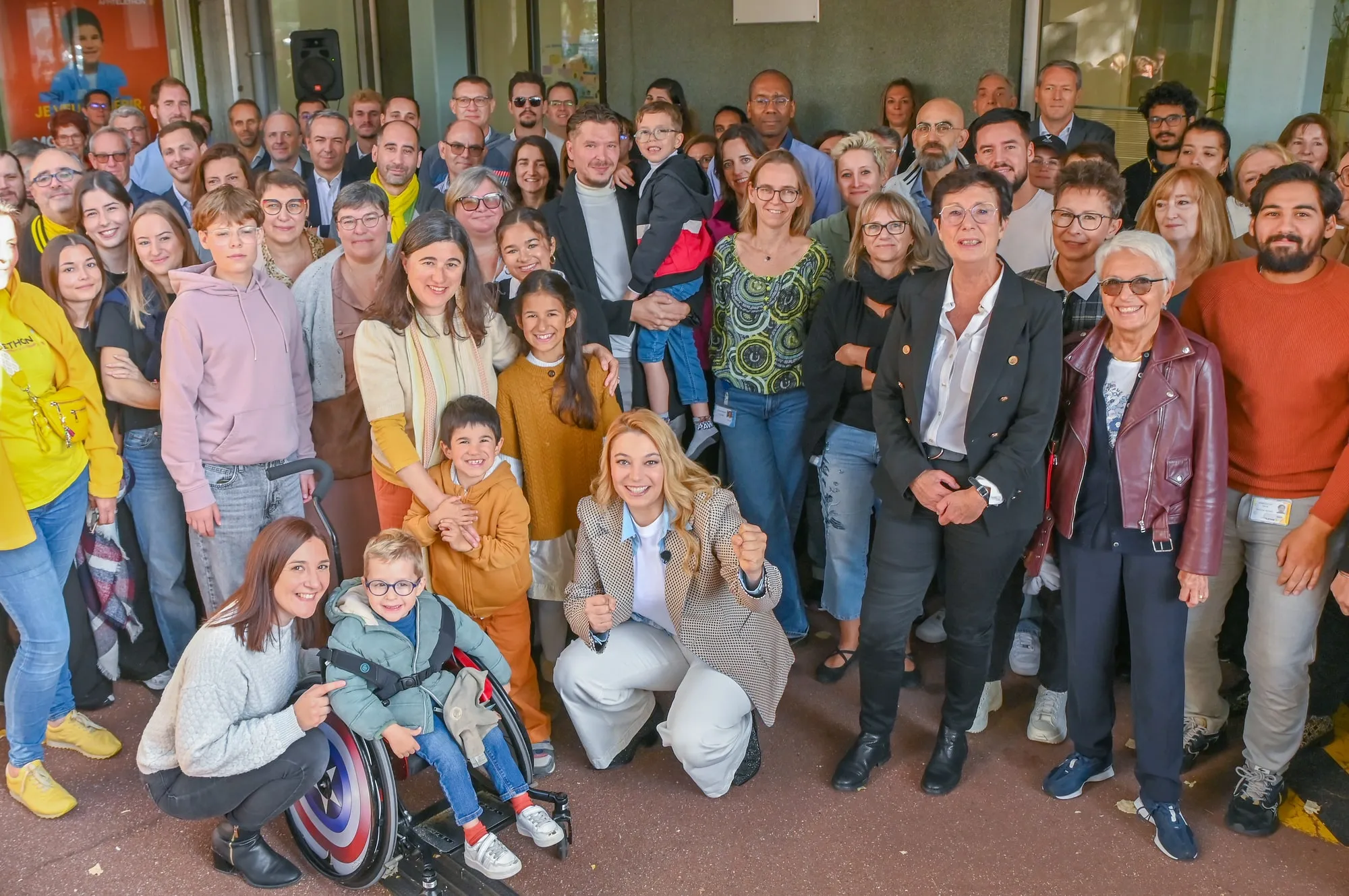 Téléthon 2025 : salariés, bénévoles, chercheurs et familles ambassadrices réunis autour de Santa et de Laurence Tiennot-Herment.