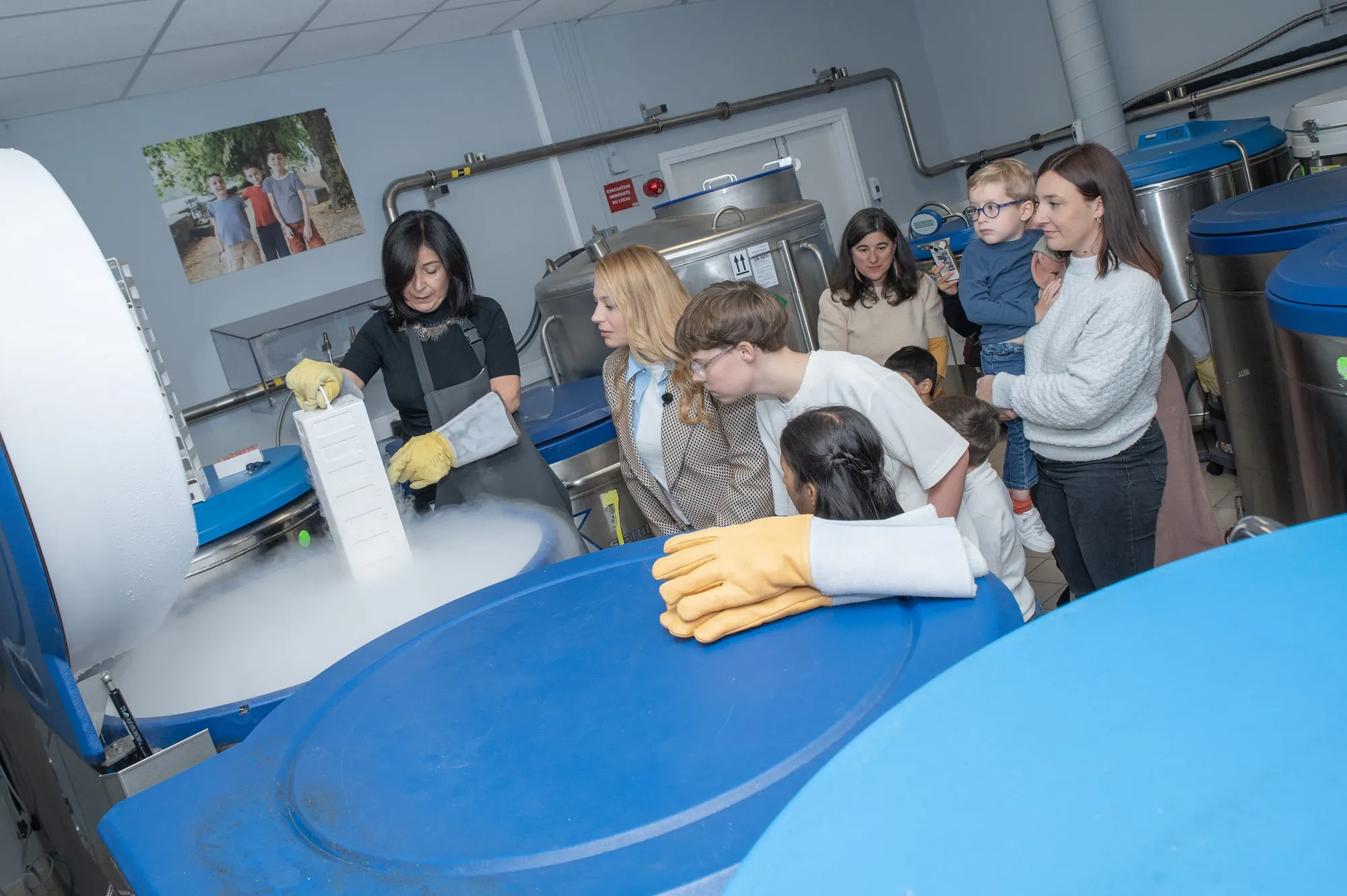 Dans la banque ADN, Santa et les familles ambassadrices du Téléthon 2025 observent les procédés de conservation d’échantillons