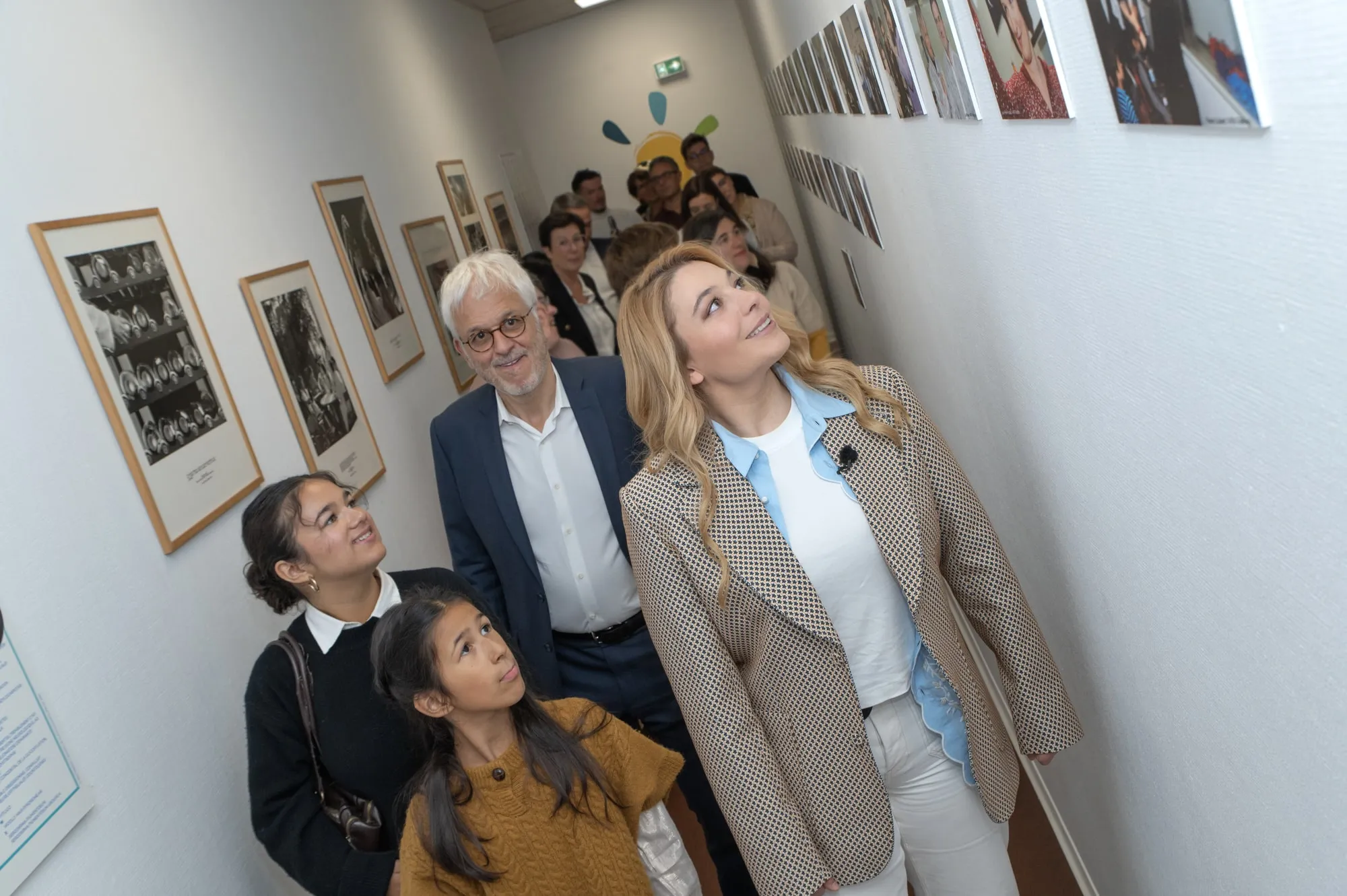 Dans les couloirs de l’AFM-Téléthon, Santa découvre l’histoire et les visages du combat mené depuis 1987.