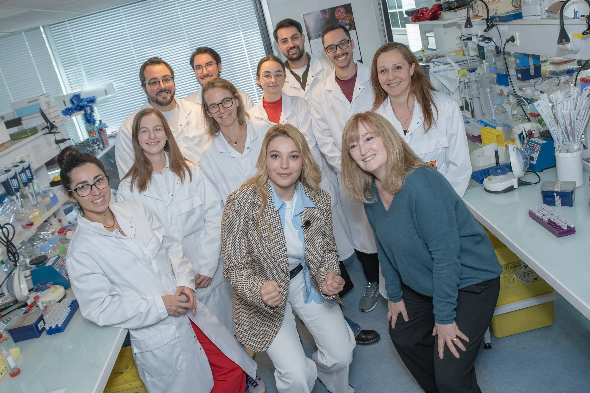 Santa aux côtés des chercheurs de Généthon, acteurs clés des avancées scientifiques du Téléthon.