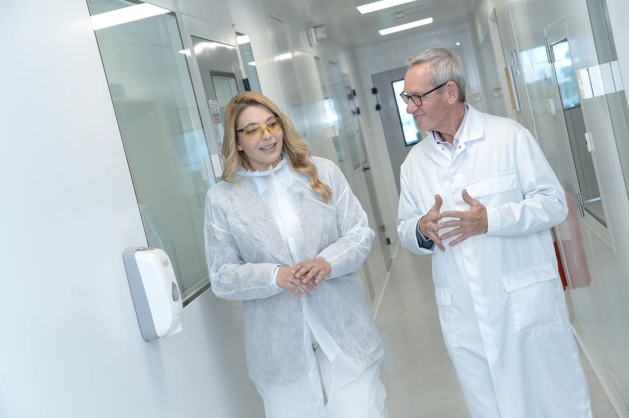 Équipée d’une blouse de laboratoire, Santa visite les salles de production de thérapies innovantes des laboratoires du Téléthon