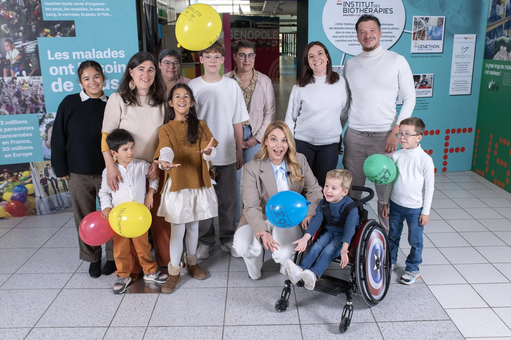 Moment complice de Santa, marraine de l'édition 2025, avec les familles ambassadrices du Téléthon 2025