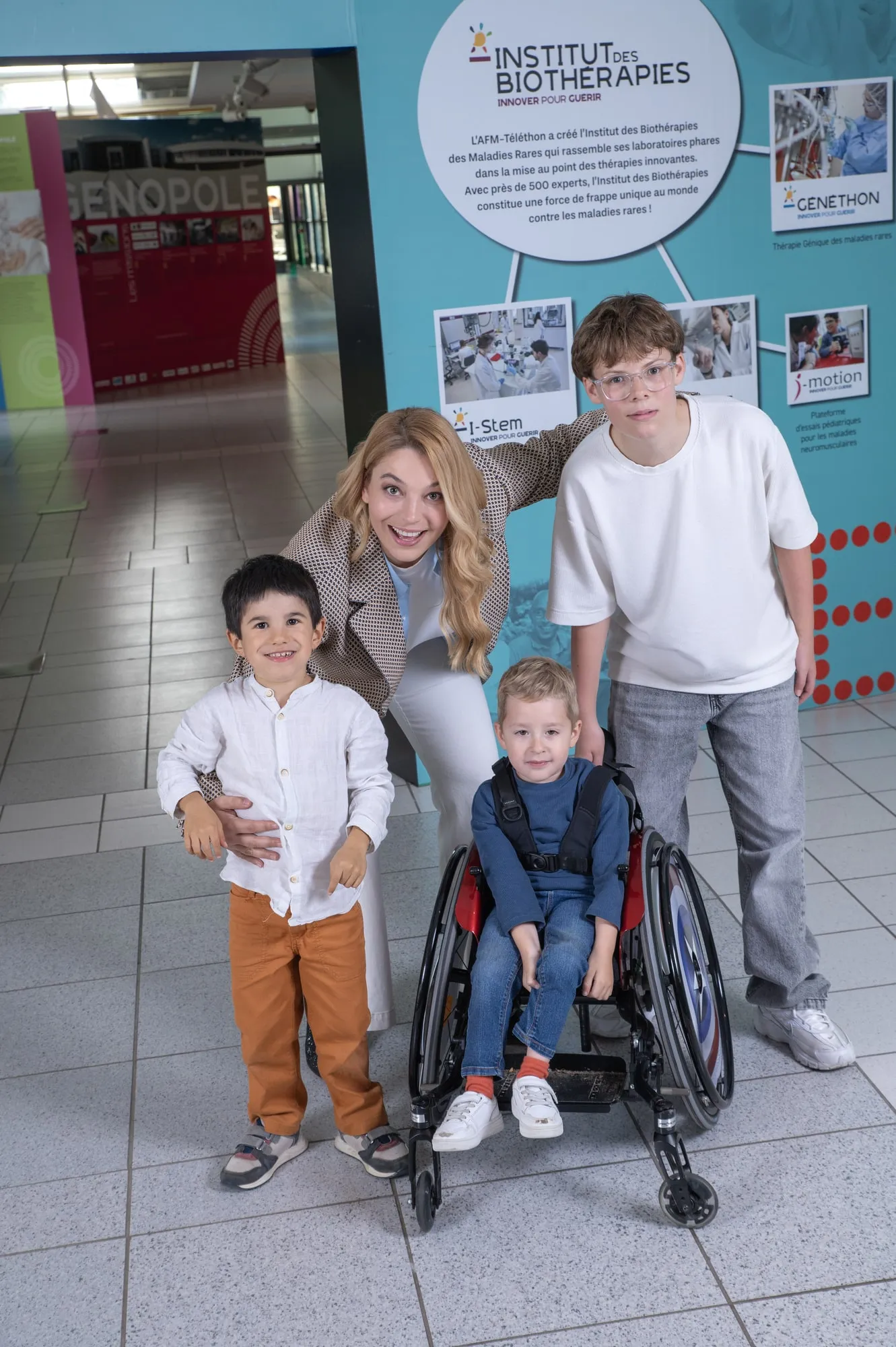 Santa entourée de jeunes ambassadeurs du Téléthon 2025 : Paulin, Noé et Maxence
