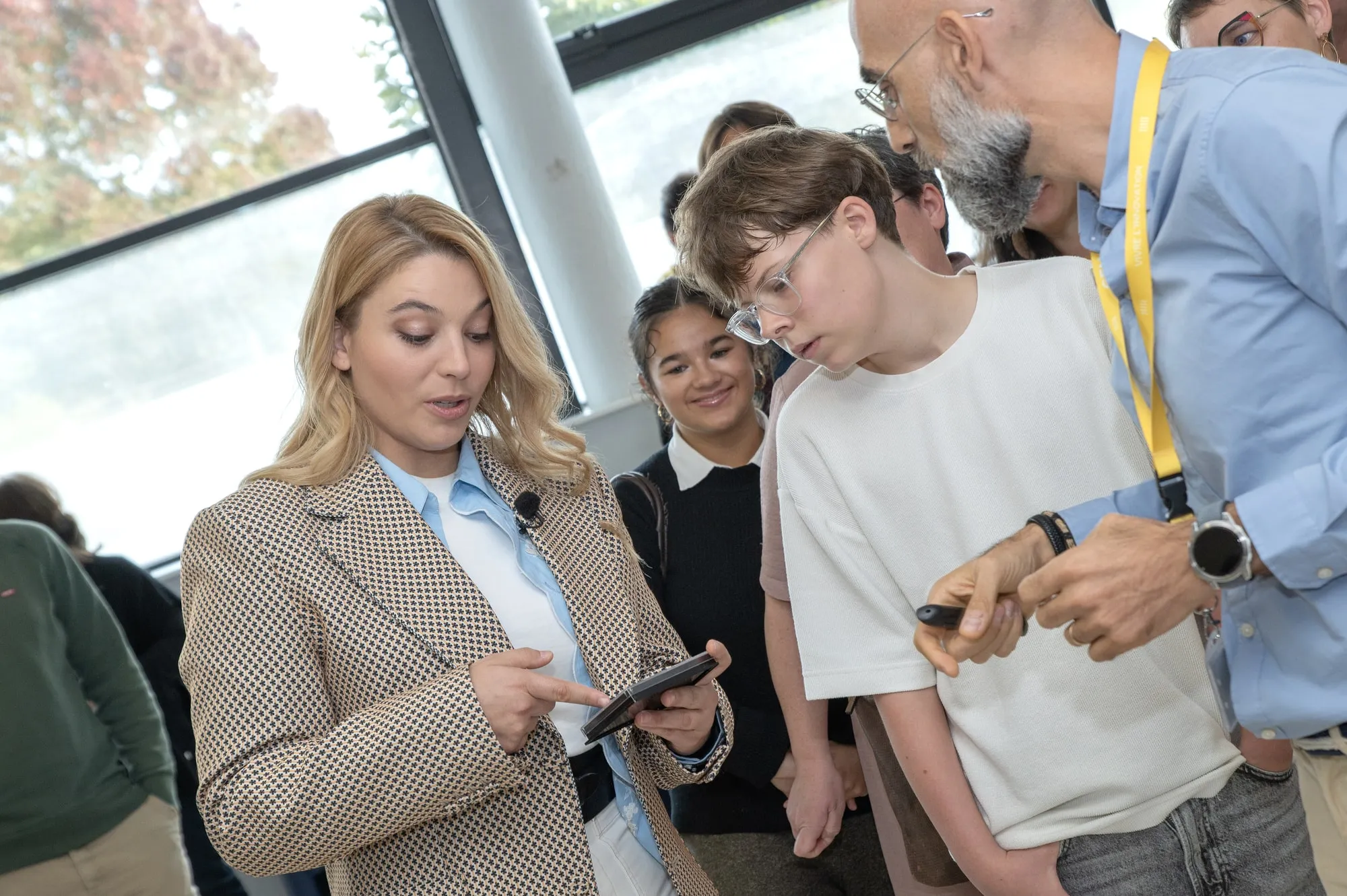 Santa, marraine du Téléthon 2025, aux côtés de Maxence, ambassadeur du Téléthon 2025, et des familles ambassadrices lors de sa visite à l’AFM-Téléthon.