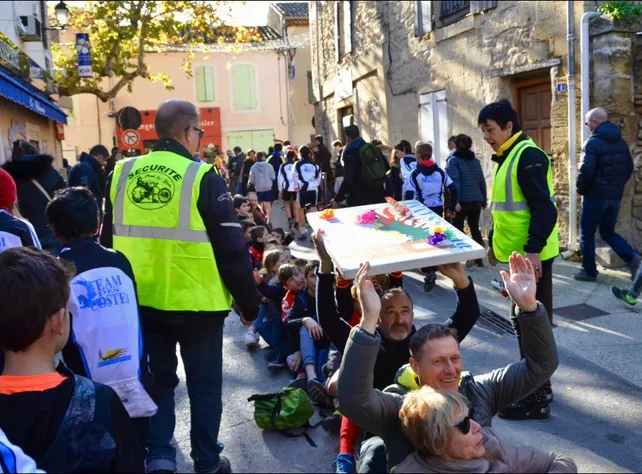 Pour marquer les esprits et honorer le Téléthon, la ville ambassadrice Pélissanne a imaginé un défi aussi festif que symbolique : un Paquito géant de 3 637 mètres.