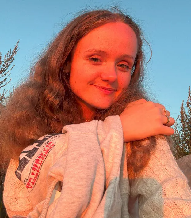 Miléna vit avec une dystrophie musculaire congénitale