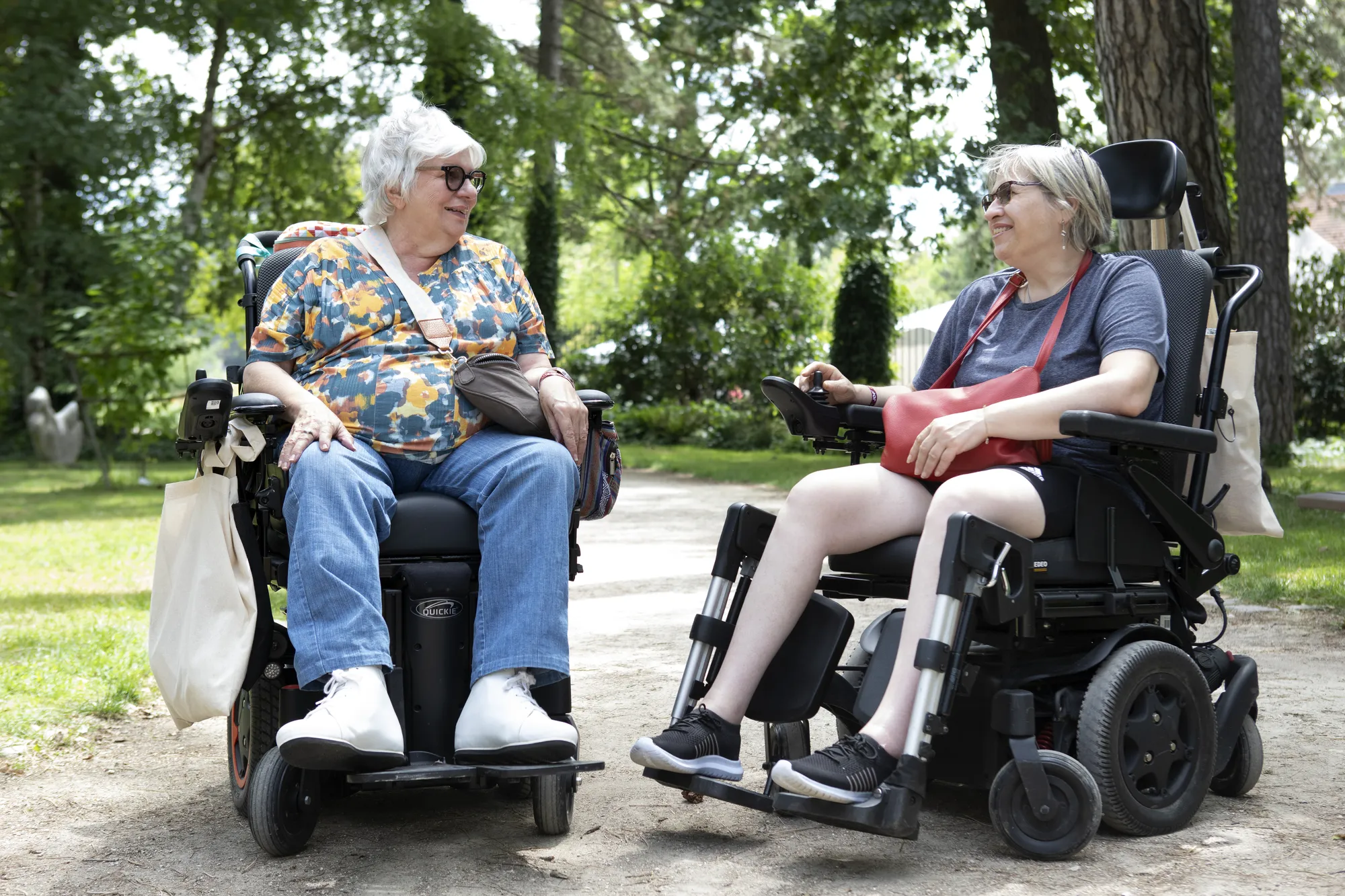 Vignette - Deux femmes en fauteuil roulant électrique aux Journées des Familles 2025