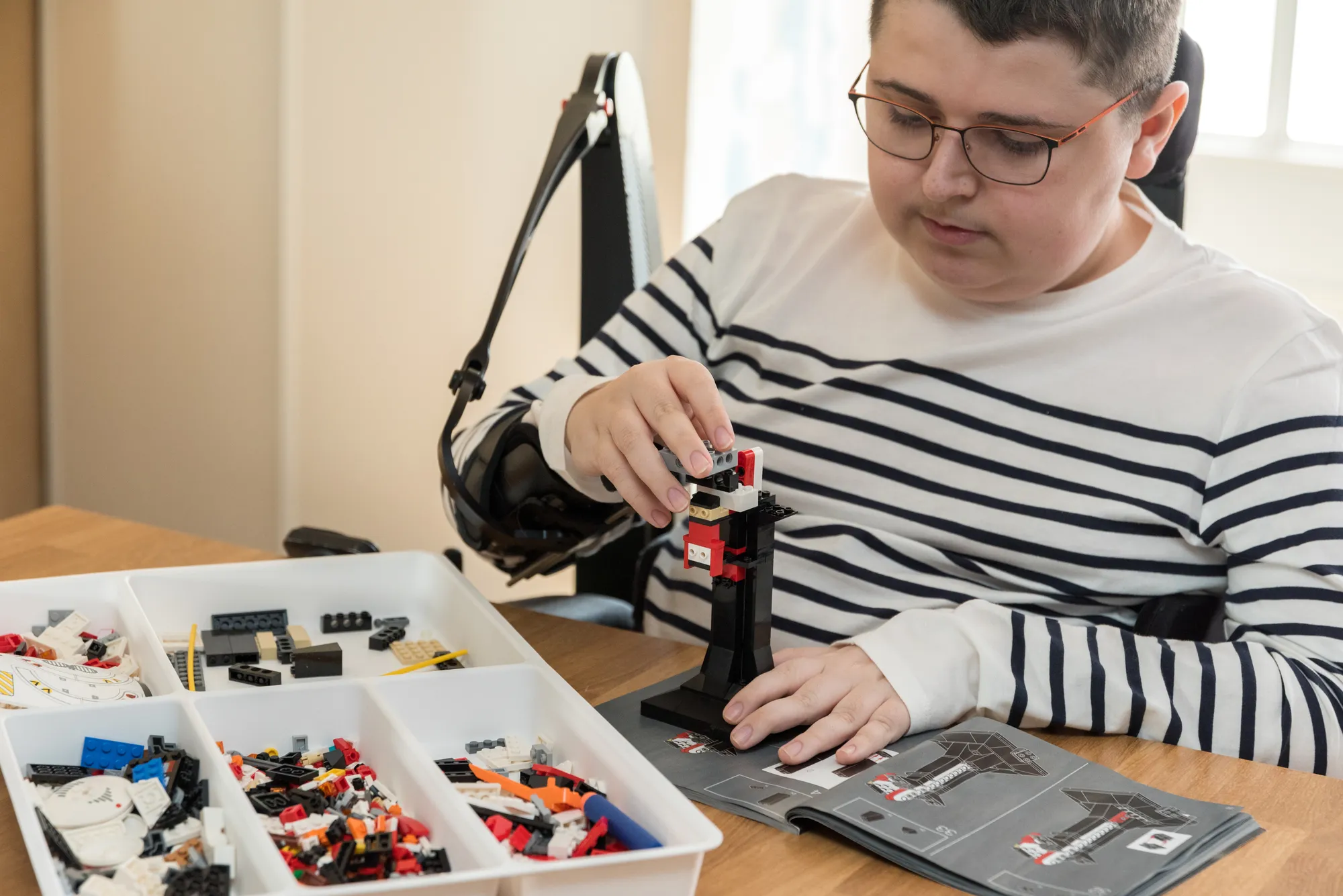 Jonas, atteint de myopathie de Duchenne, utilise au quotidien un support de bras Gowing