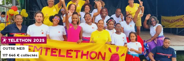 Animation Téléthon en Outre Mer : une dizaine de personnes saluent derrière une banderole AFM Téléthon