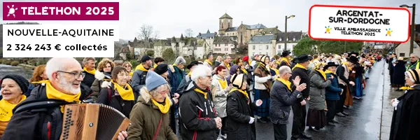 Animation Téléthon en Nouvelle Aquitaine, personnes alignées le long d'une route, un accordéoniste joue.