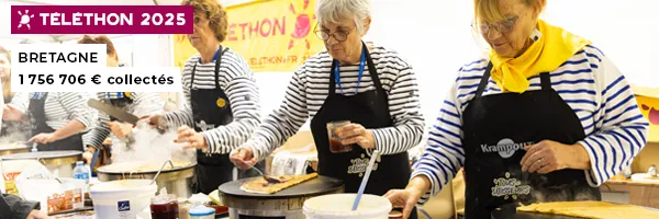 3 dames en marinières préparent des crêpes