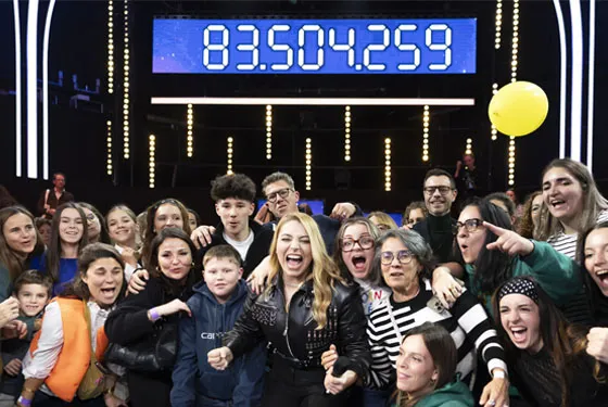 Aux côtés des familles, des chercheurs, des bénévoles et des partenaires du Téléthon, notre marraine Santa a mis pendant 30 heures toute son énergie, sa détermination et son engagement dans le combat de l’AFM-Téléthon contre les maladies rares
