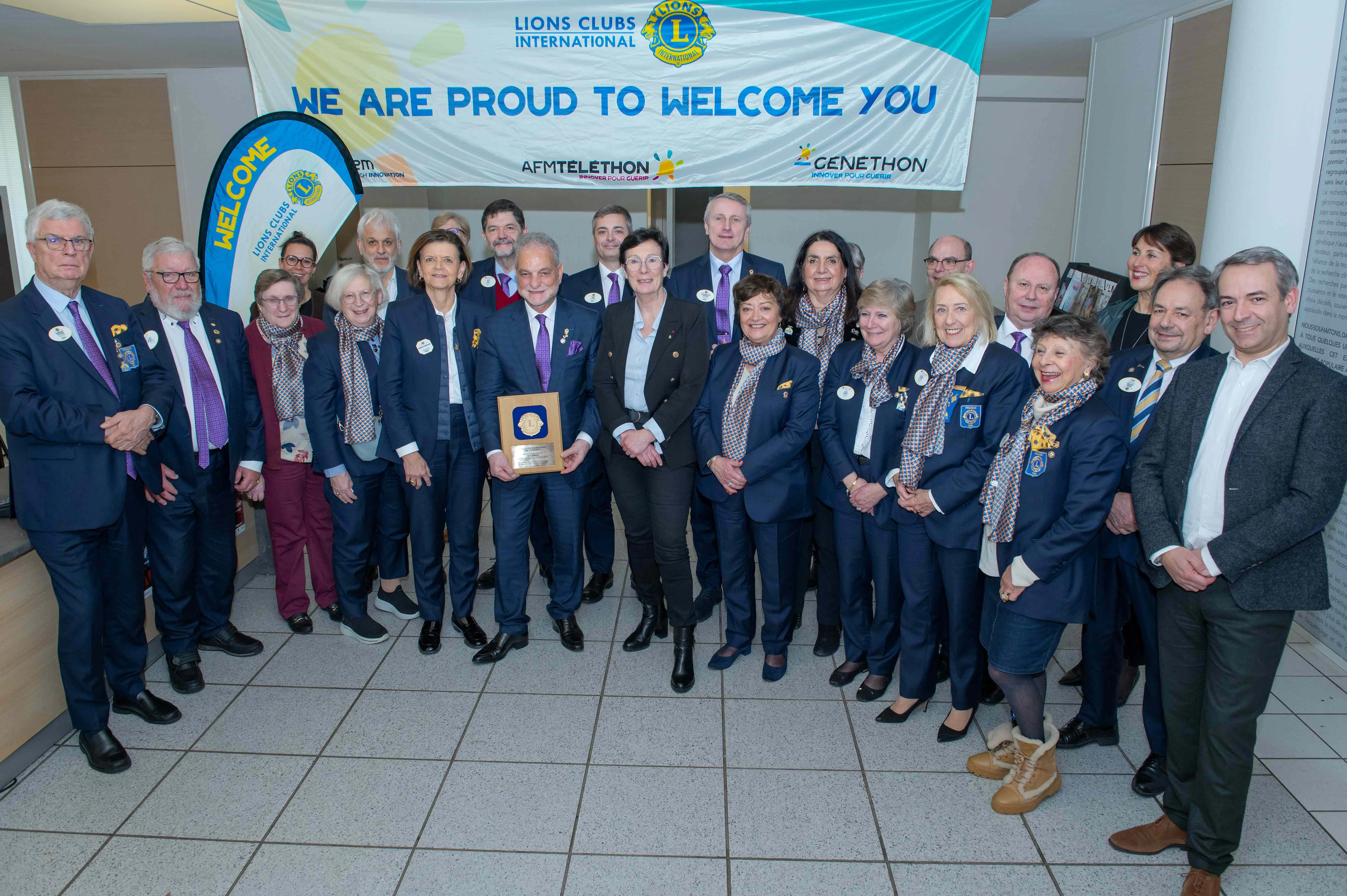Délégation des Lions Clubs International et représentants de l’AFM-Téléthon réunis lors de la visite à Généthon.