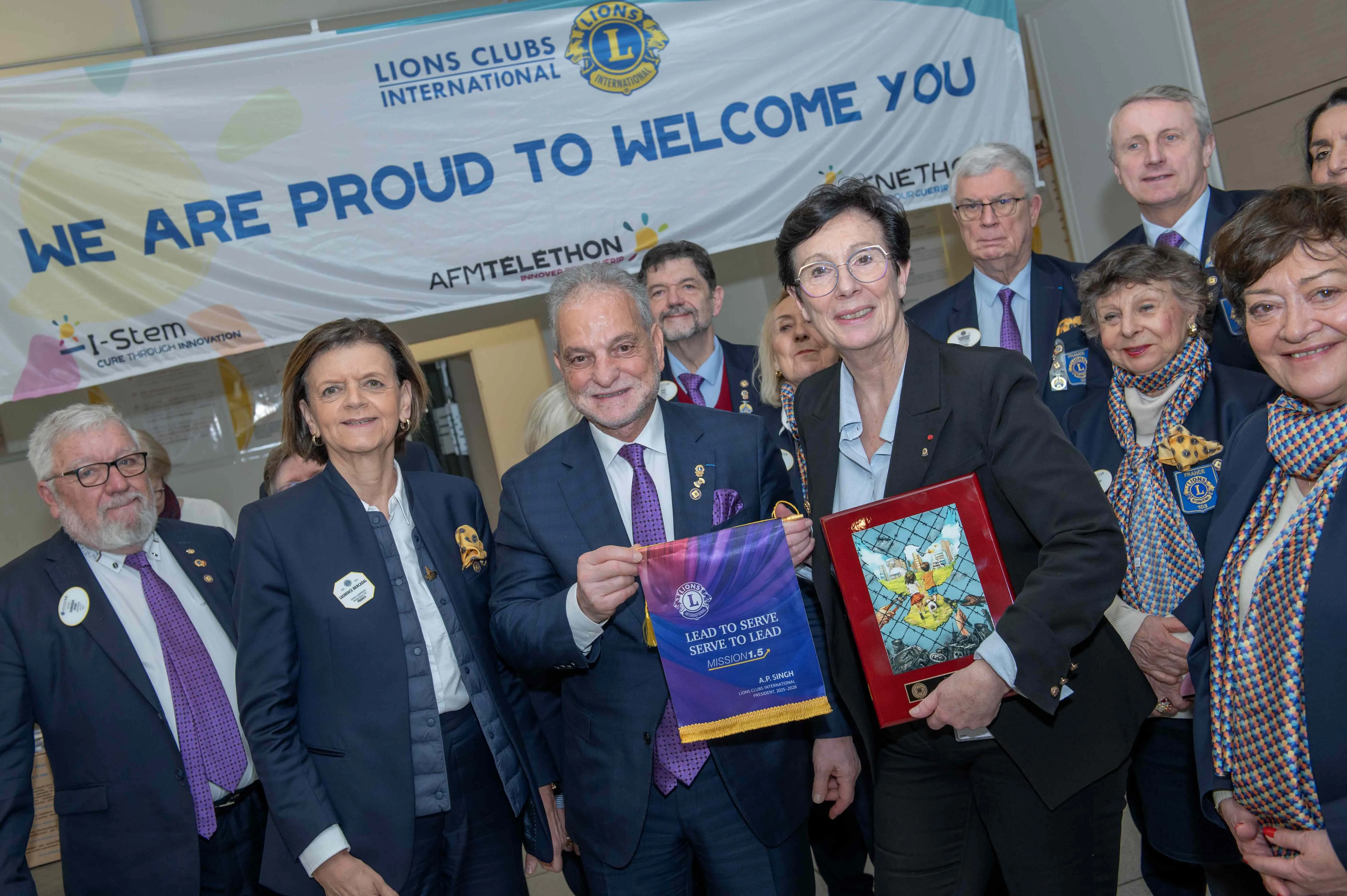 Échange de fanions entre les Lions Clubs International et l’AFM-Téléthon lors de la visite à Généthon.