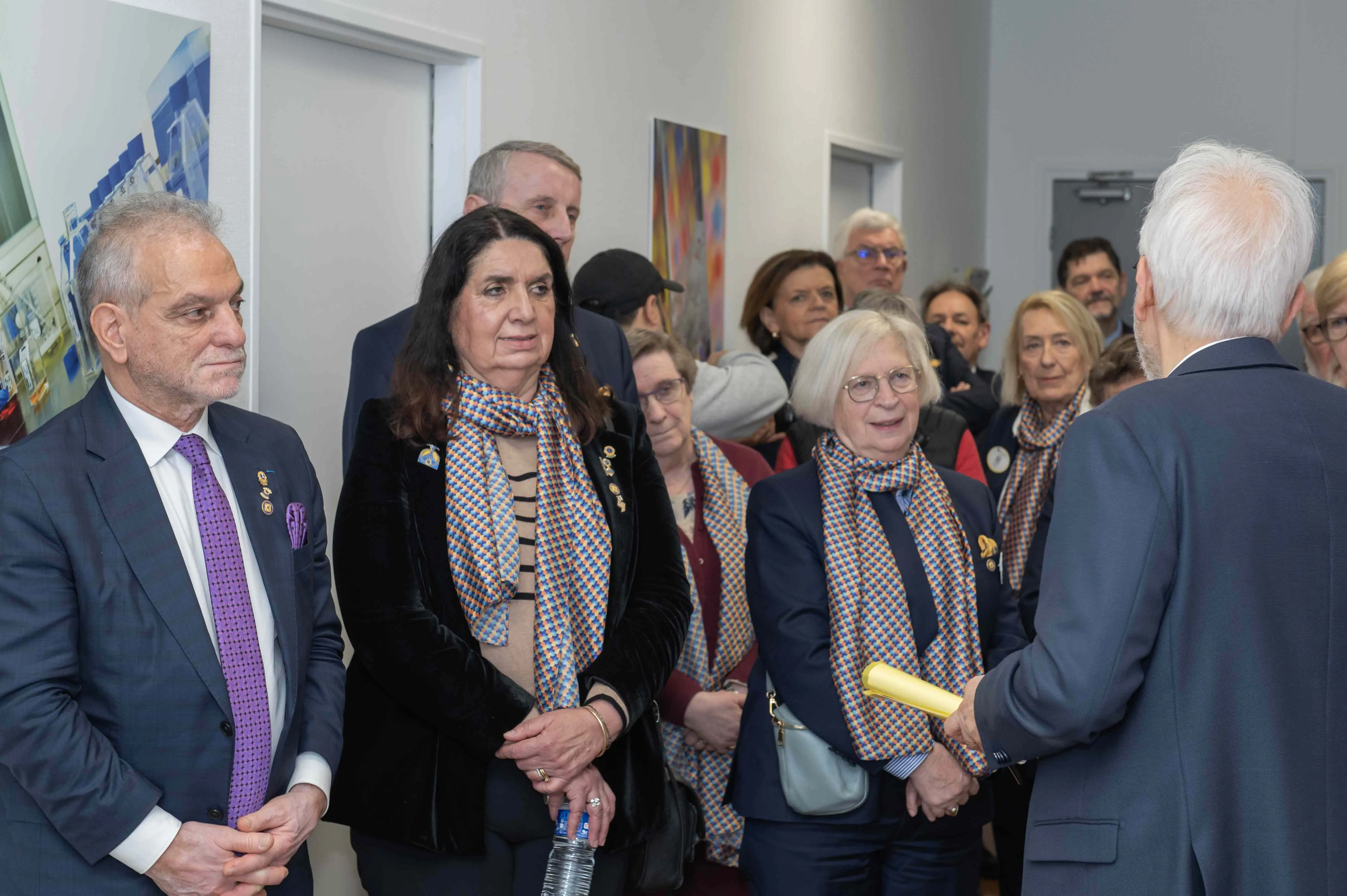 Membres des Lions Clubs International à l’écoute des équipes de Généthon pendant la visite des locaux.