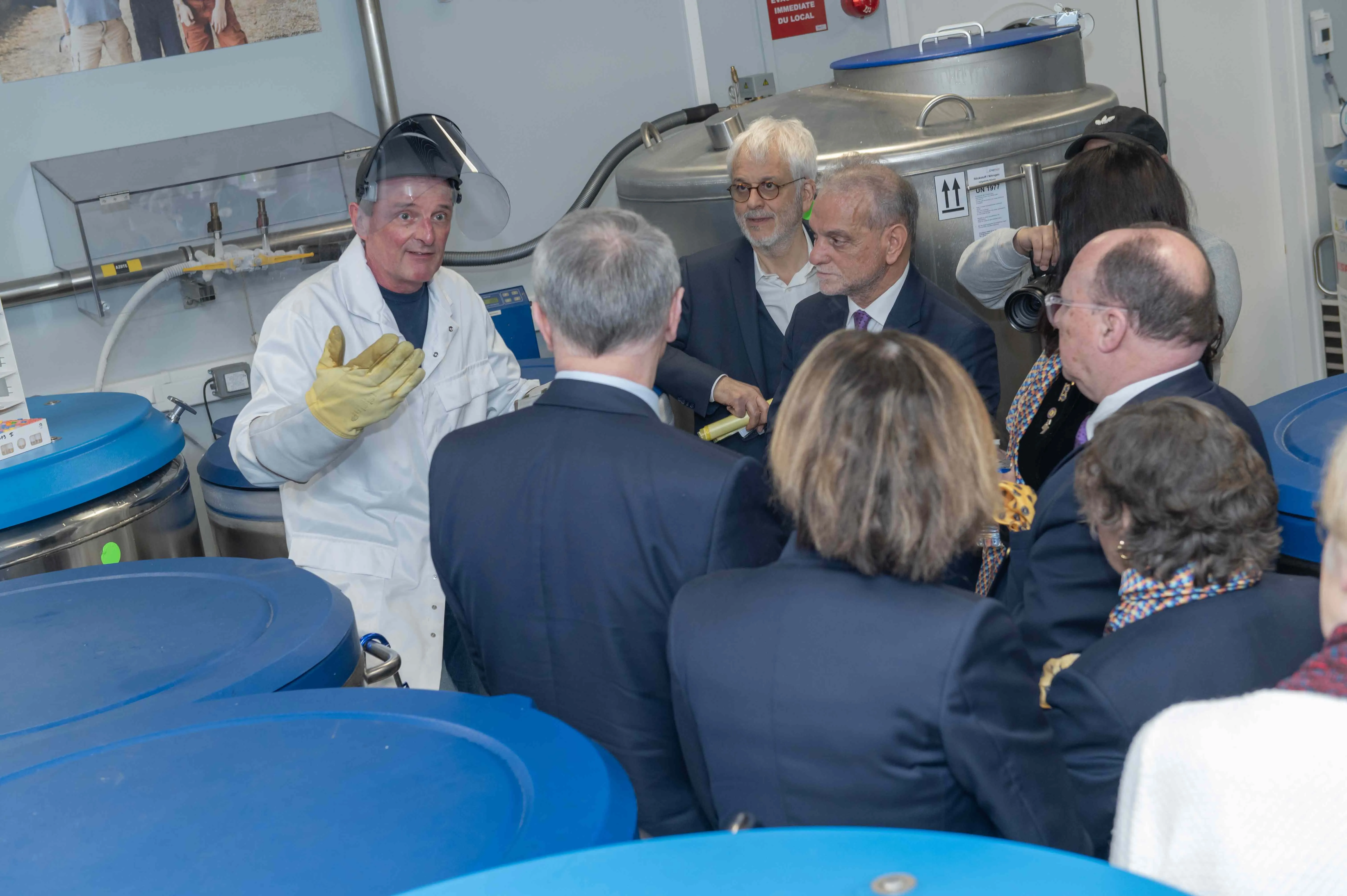 résentation des installations de production de Généthon à une délégation des Lions Clubs International.