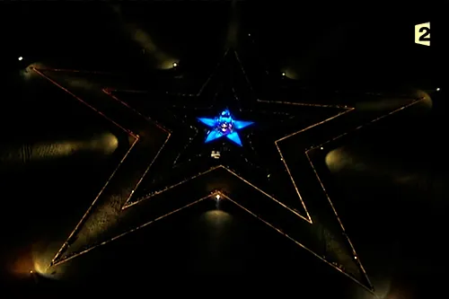 Téléthon : 5 000 personnes forment une étoile humaine lumineuse géante à Hoerdt, record du monde diffusé sur France Télévisions