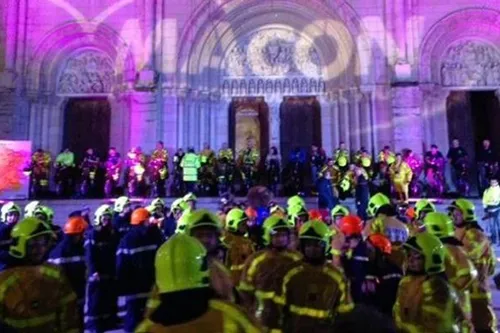 Téléthon 2014 : rassemblement de participants et secouristes lors du Grand Relais Méribel-Paris dans une ville-étape