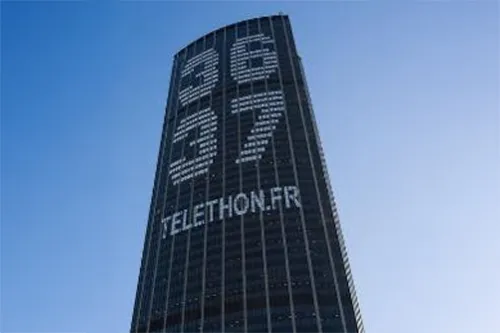 Téléthon : numéro 3637 illuminé sur la façade de la tour Montparnasse à Paris